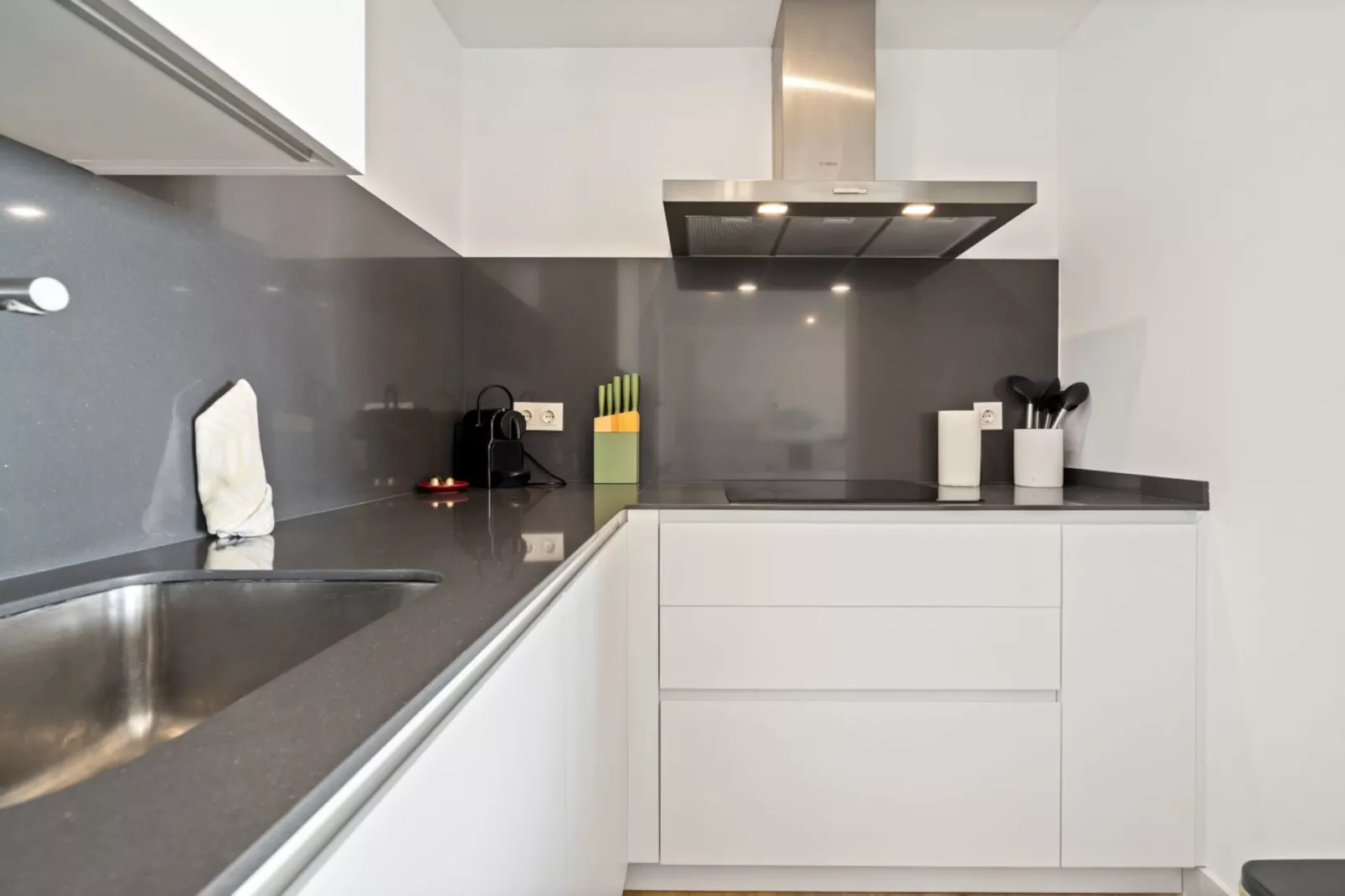 Stylish 2-bed Apartment ALCAZABA LAGOON (2011) - Keuken