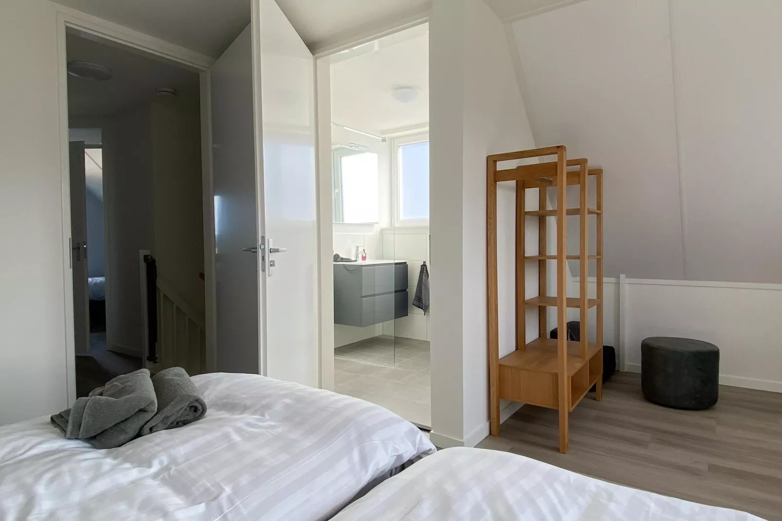 Lake view villa met zwem- vissteiger-Slaapkamer