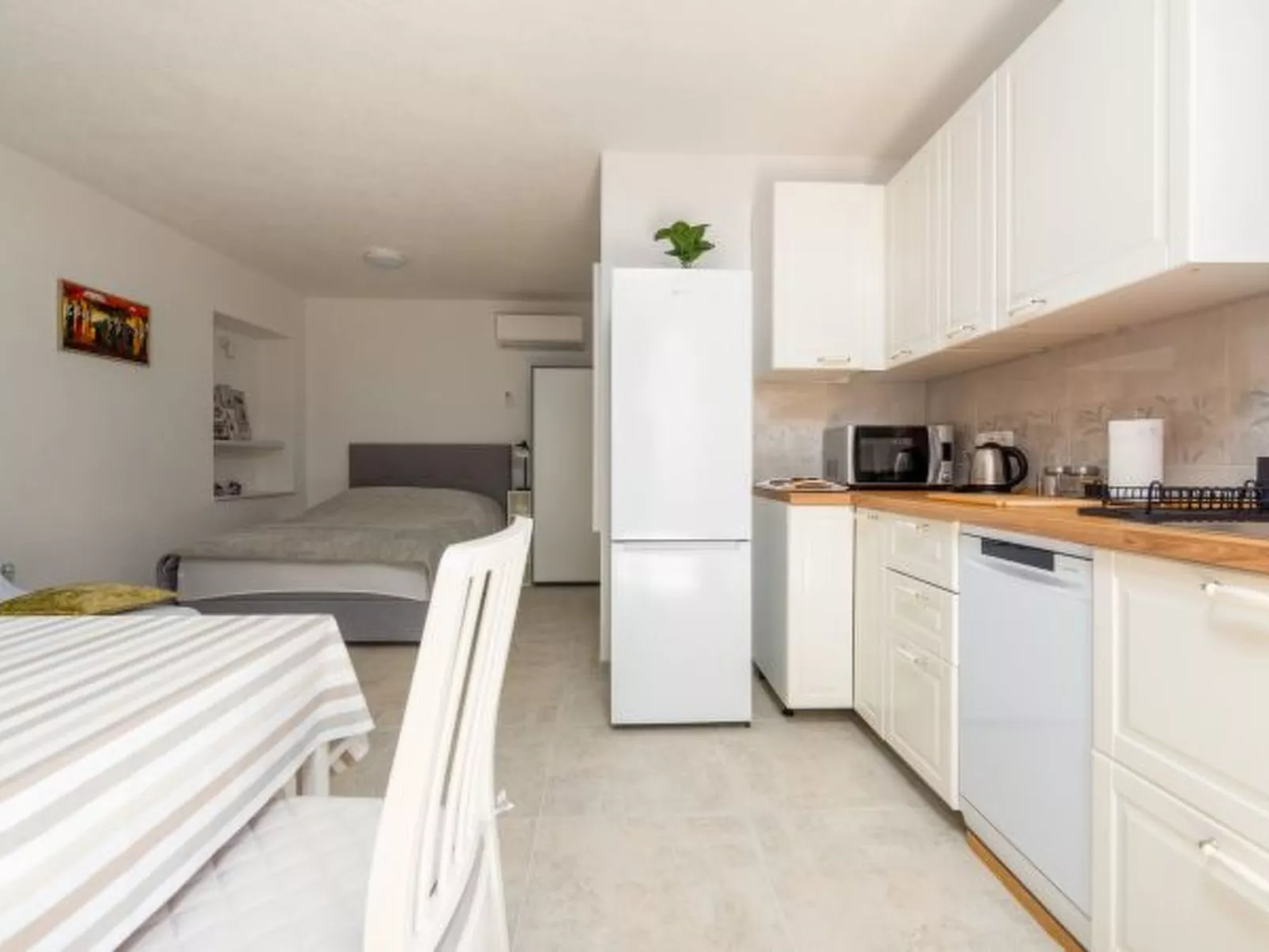 Studio Apartment Varos with shared pool - Image-tags.info