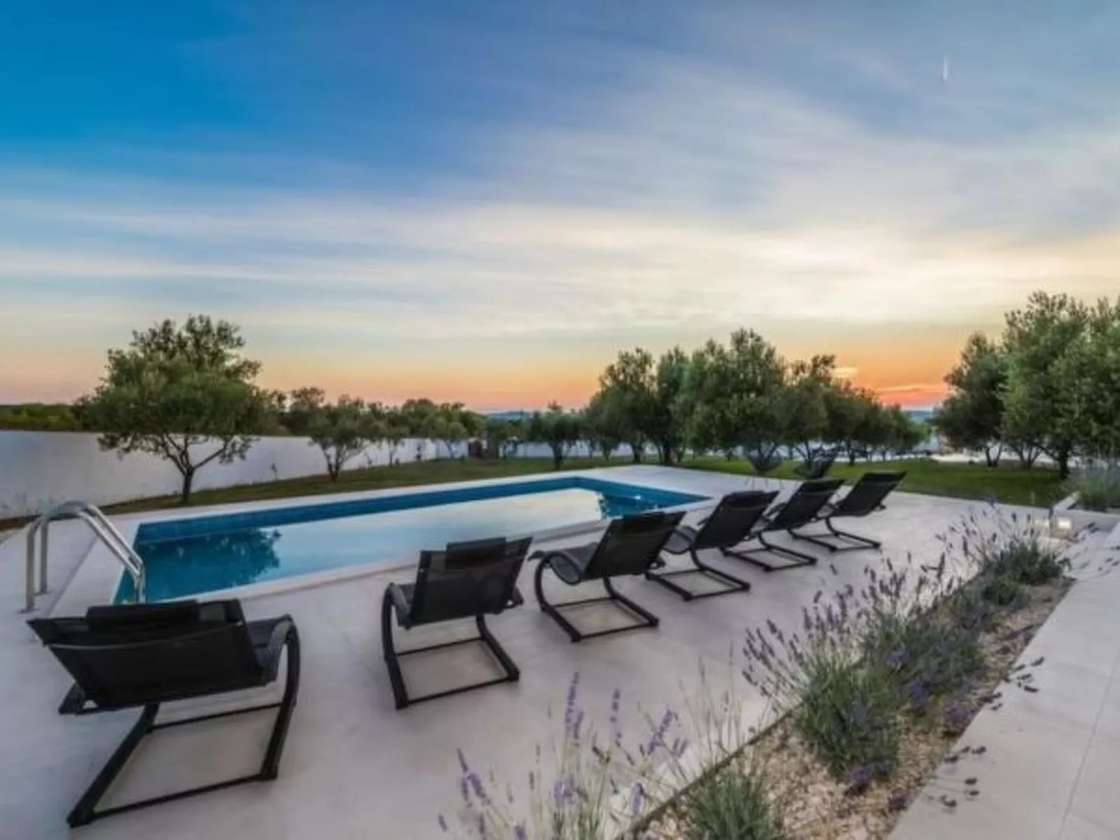 Luxurious villa Bright with pool - Image-tags.info