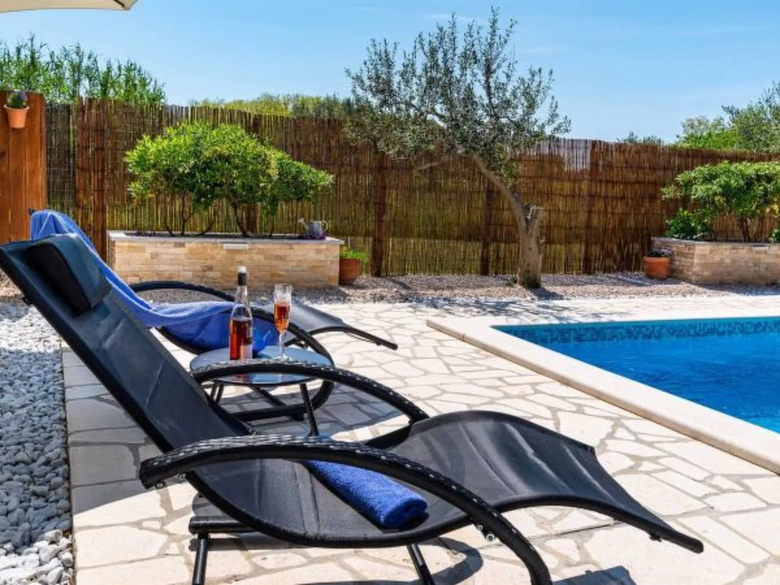 Apartment house Simoni with pool - Image-tags.info