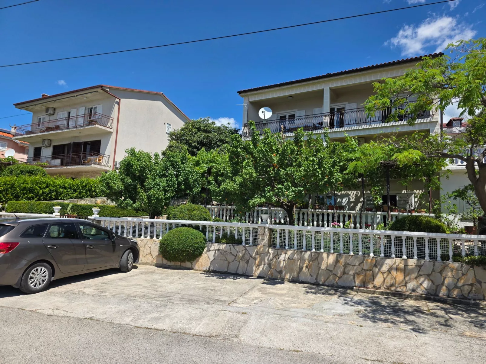 Zimmer für 2-3 Personen mit AC und eigenem Bad - Buiten