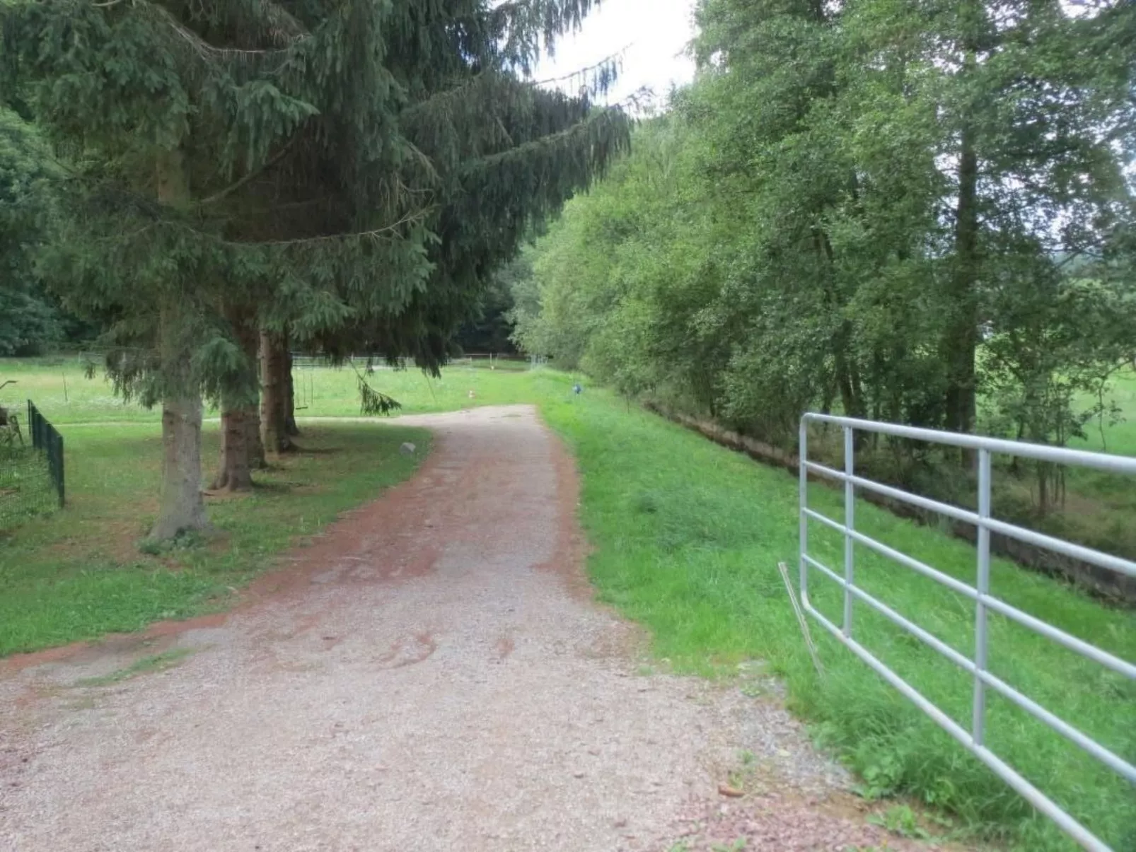 In ruhiger Lage in der Nähe zahlreicher Wanderro - Buiten