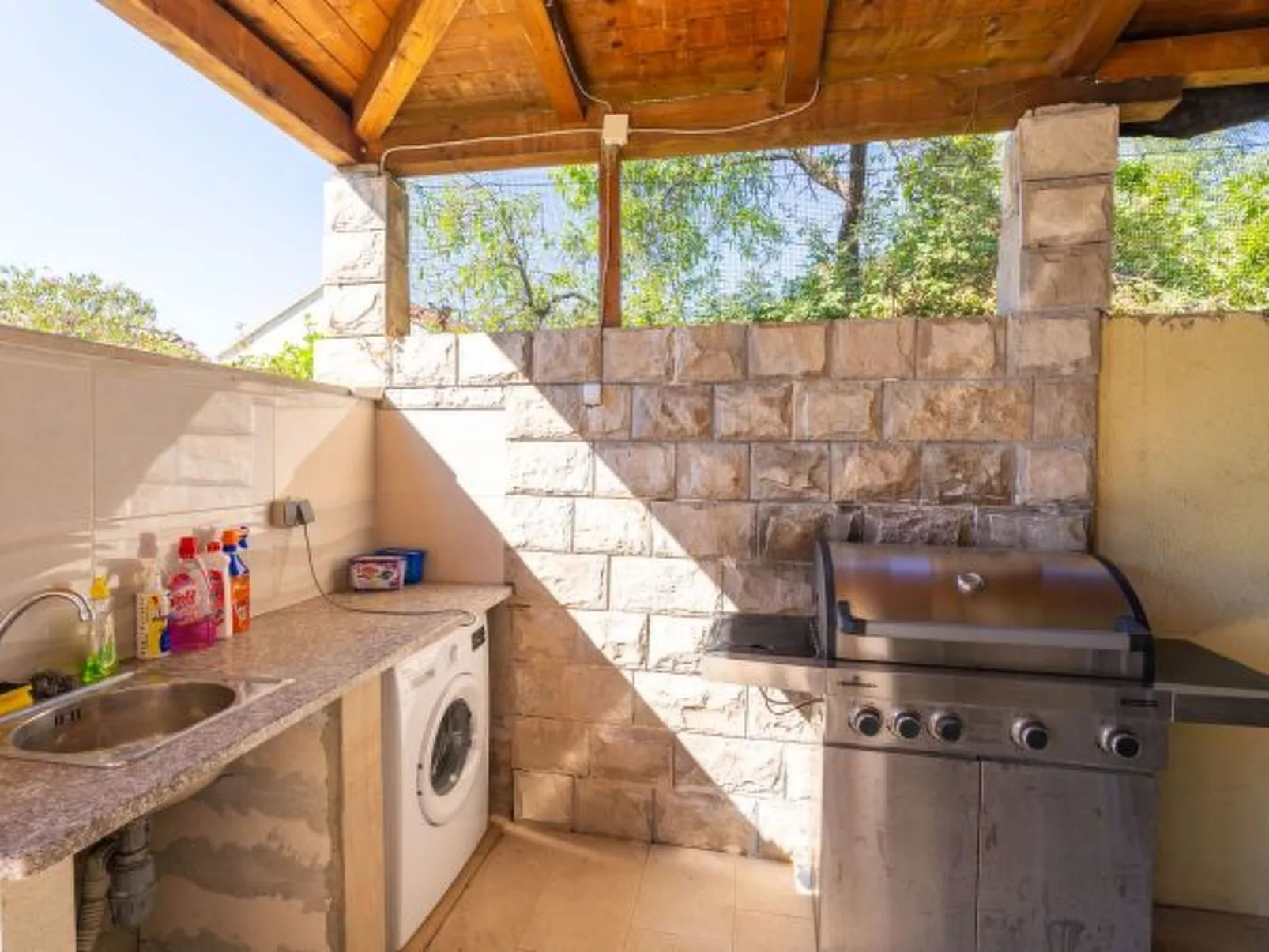 Beachfront Apartment house Hon with pool - Buiten