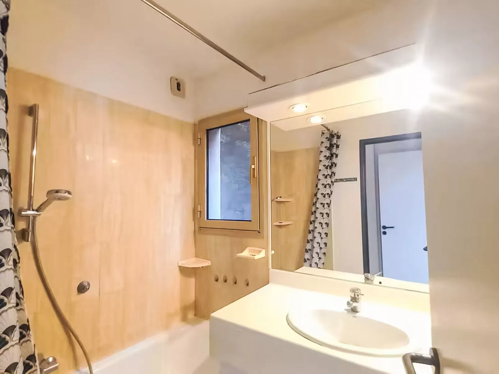 Les Mandariniers - Binnen