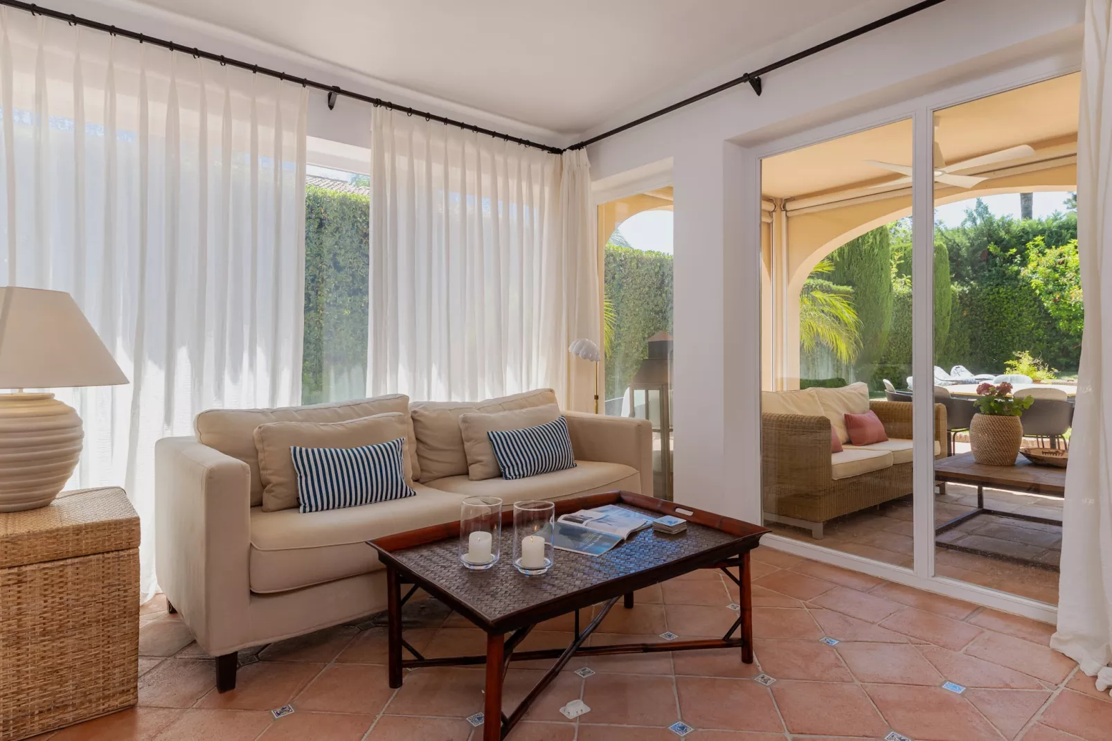 Charming Andalusian-Style Beach Villa - Woonkamer