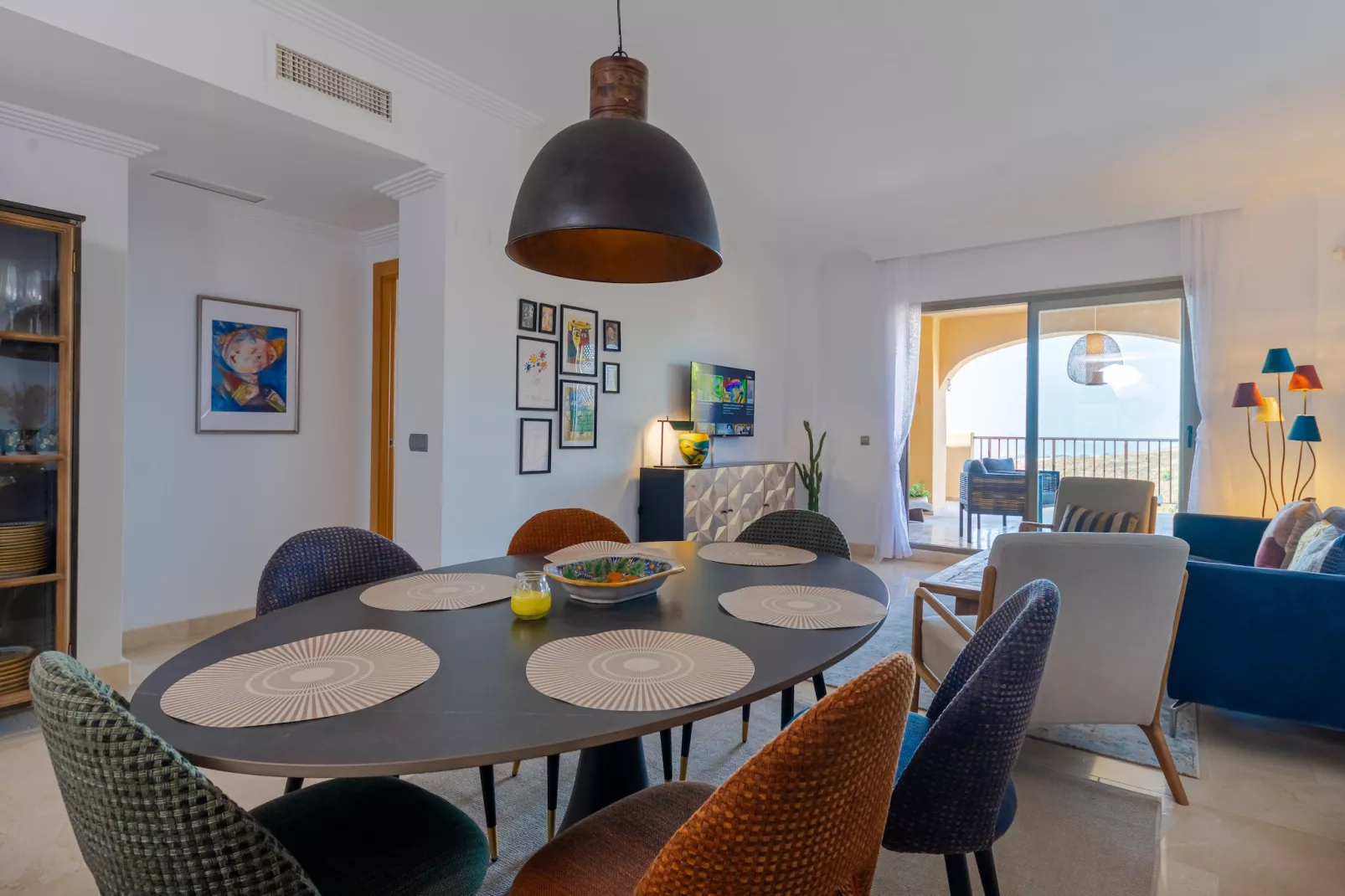 3-Bedroom Apartment with Sea & Mountain Views - Eetkamer