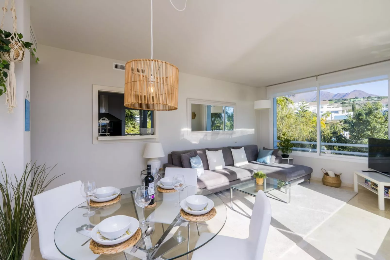 Modern 2-Bedroom Apartment - Alcazaba Lagoon (411) - Woonkamer