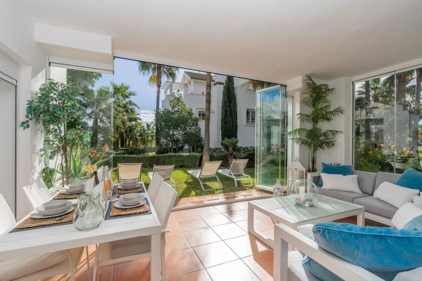 Charming 2-Bed Retreat Alcazaba Lagoon (304) - Eetkamer