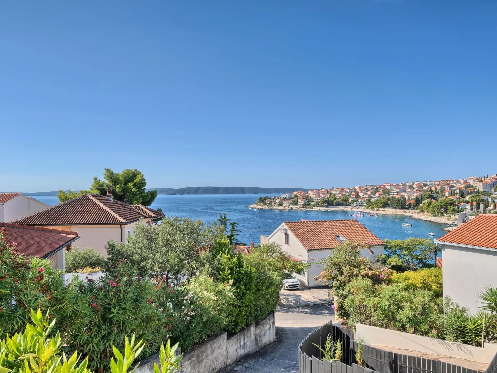 Wohnung in Okrug Gornji mit Terrasse, gemeinsamem Pool und Grill - Image-tags.info