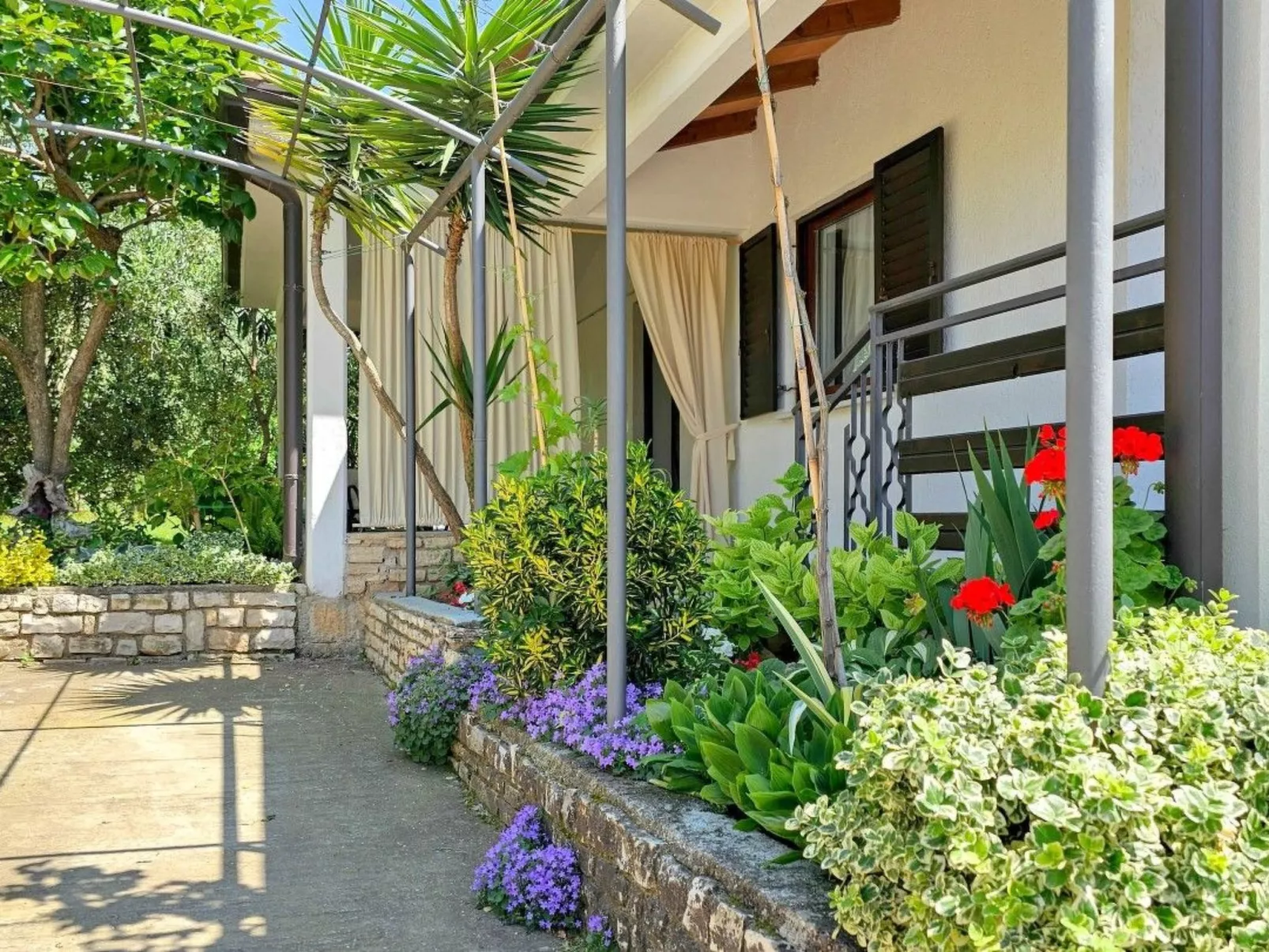 Strandnahes Ferienappartement Pjerina - Buiten