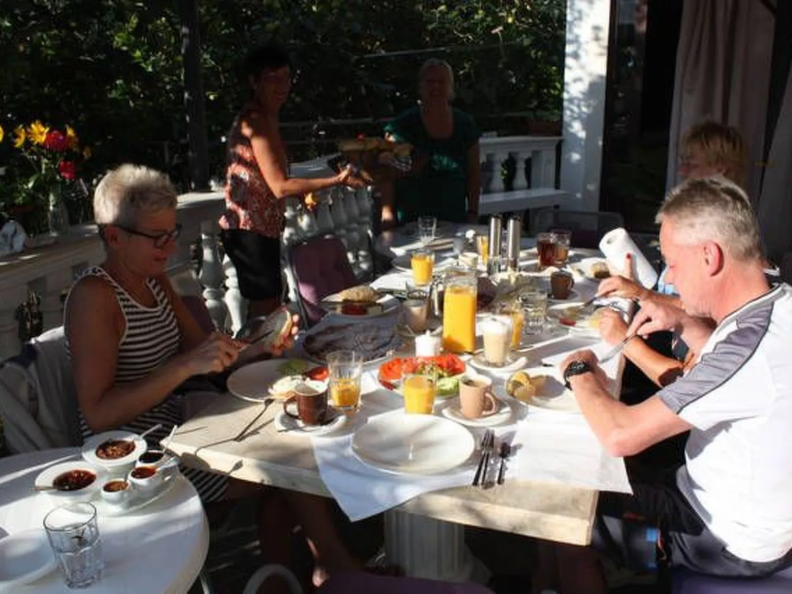 Erdgeschoss Doppelbettzimmer 25m² mit geräumiger Terrasse und Meerblick Villa M - Buiten