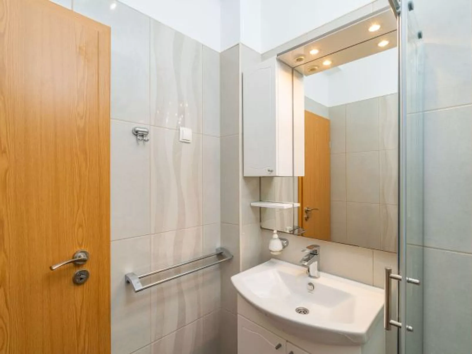 Beachfront Apartment house Hon with pool - Binnen