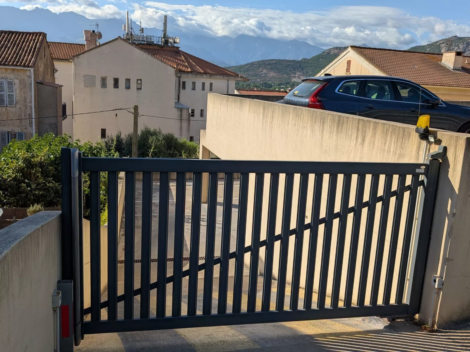 Ruhige Wohnung Panoramablick auf Meer und Berge - Buiten
