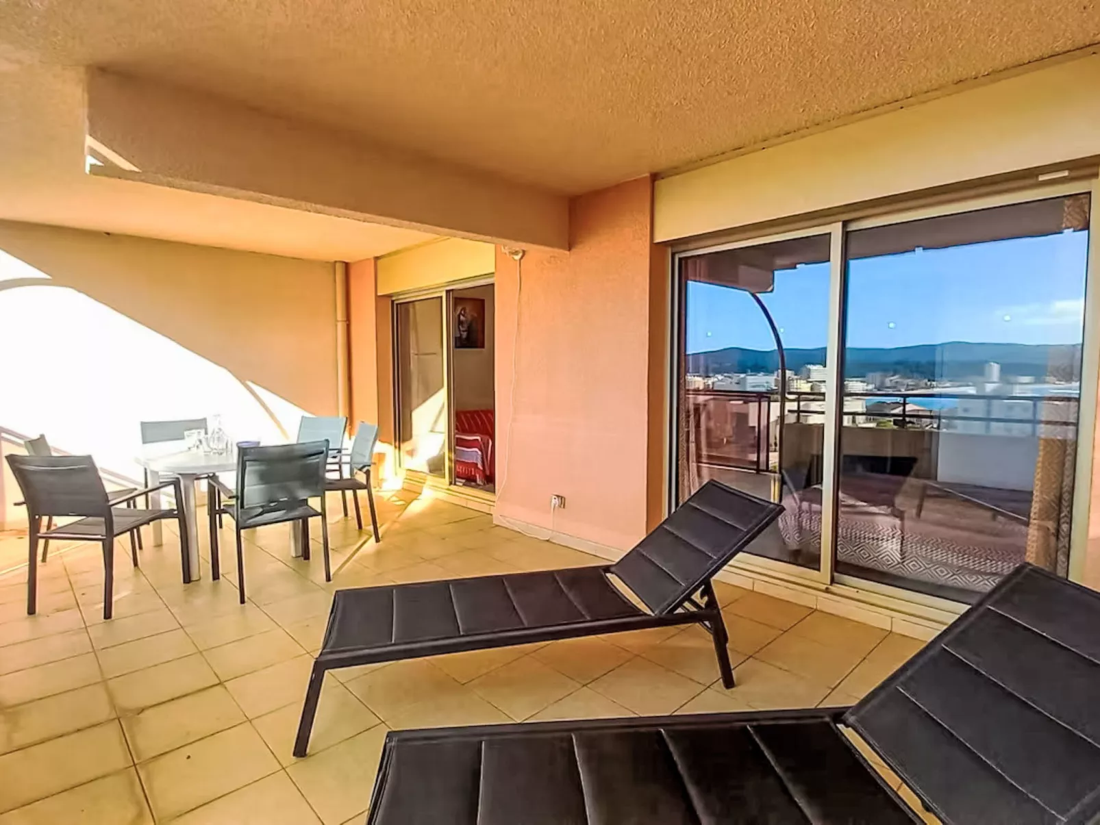 Les Mandariniers - Buiten