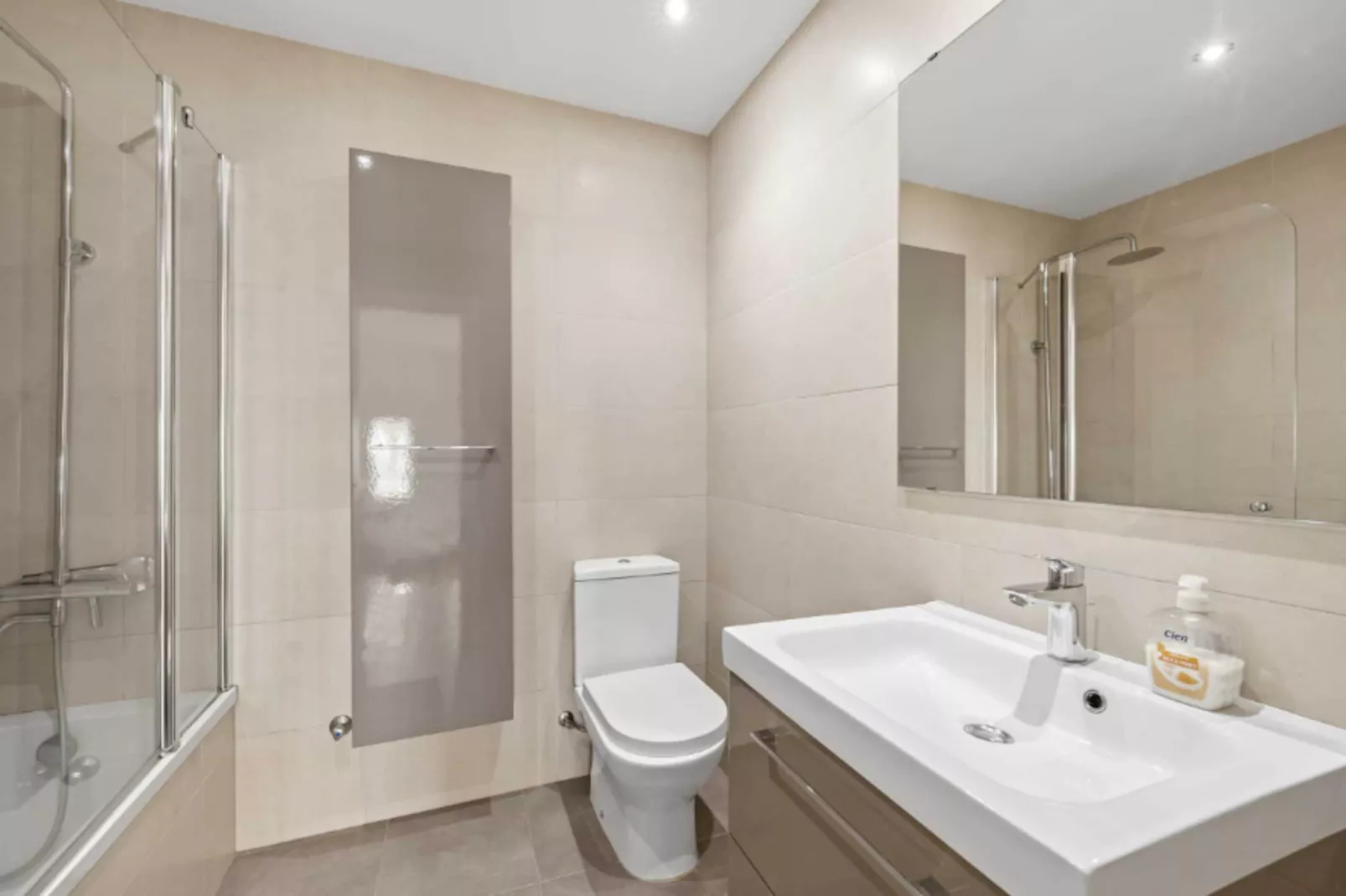 1100 - BEACH FRONT VILLA - Badkamer