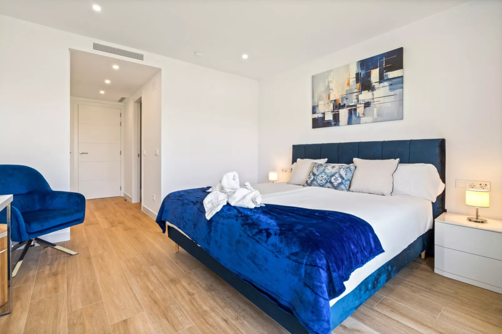 Chic 3-Bed Apartment ALCAZABA LAGOON (2107) - Slaapkamer
