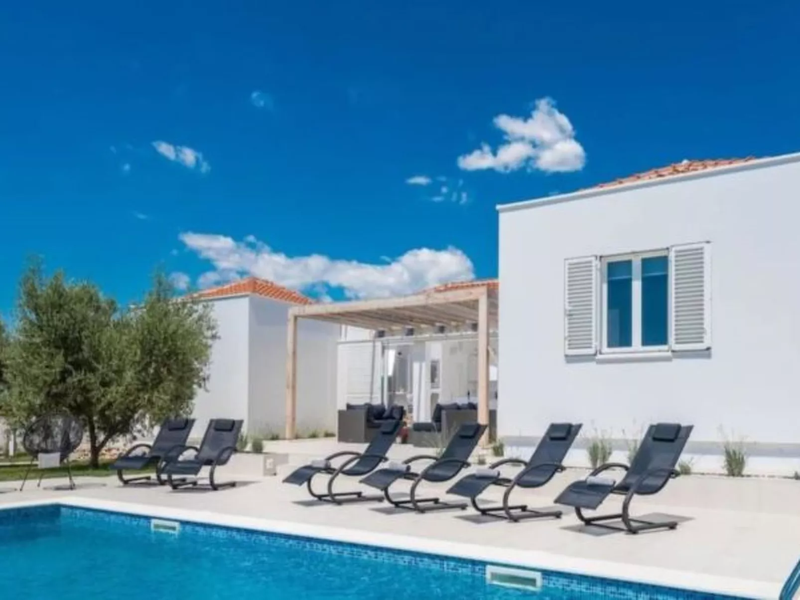 Luxurious villa Bright with pool - Image-tags.info