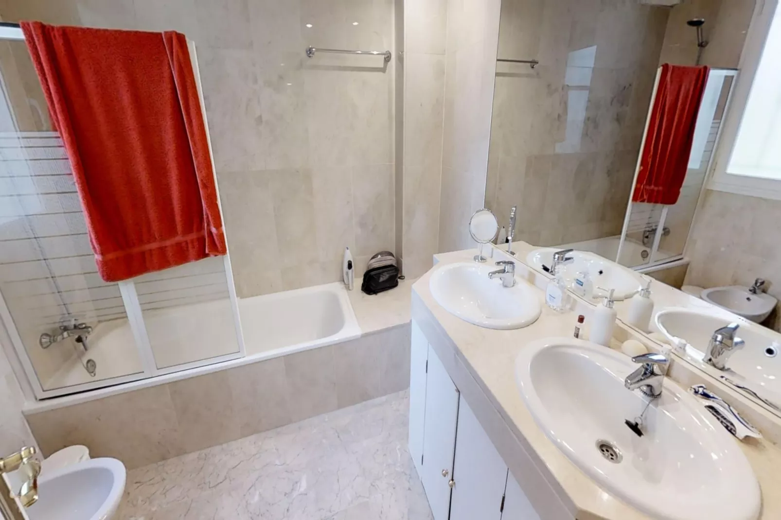 Beachside Family Apartment with Direct Pool Access - Badkamer