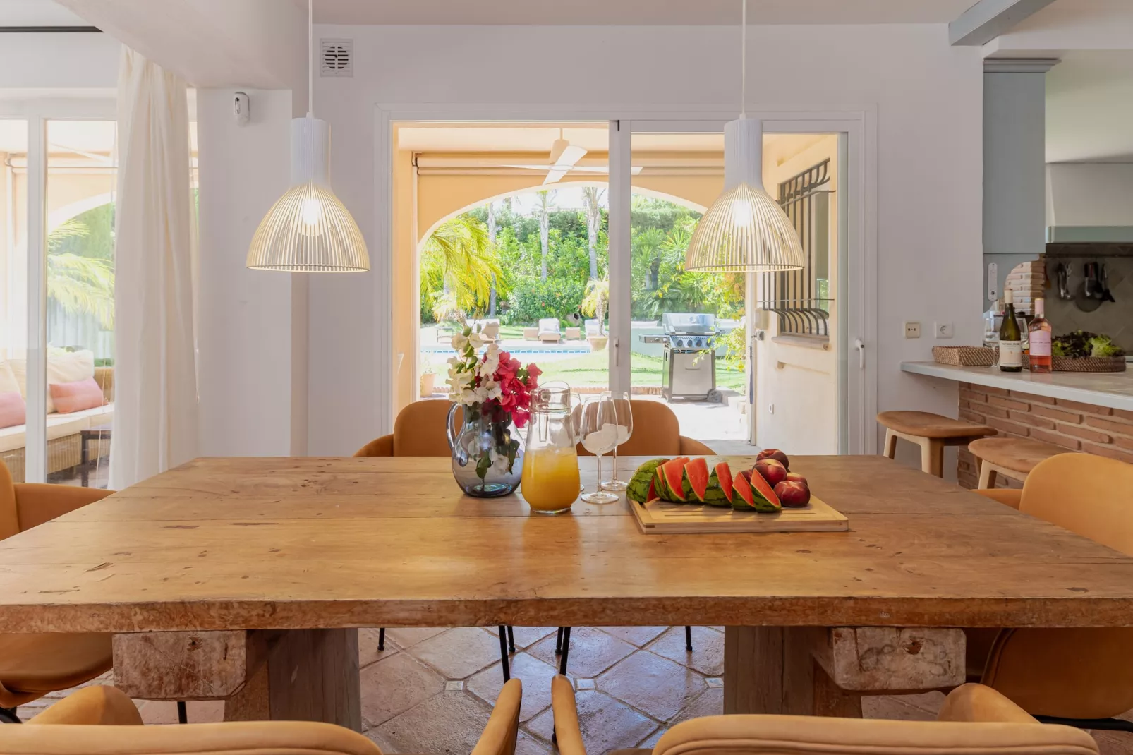 Charming Andalusian-Style Beach Villa - Eetkamer