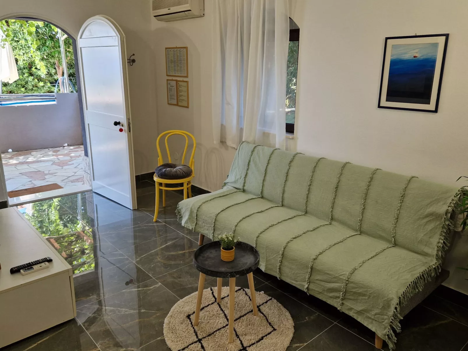 Wohnung in Okrug Gornji mit Terrasse, gemeinsamem Pool und Grill - Binnen