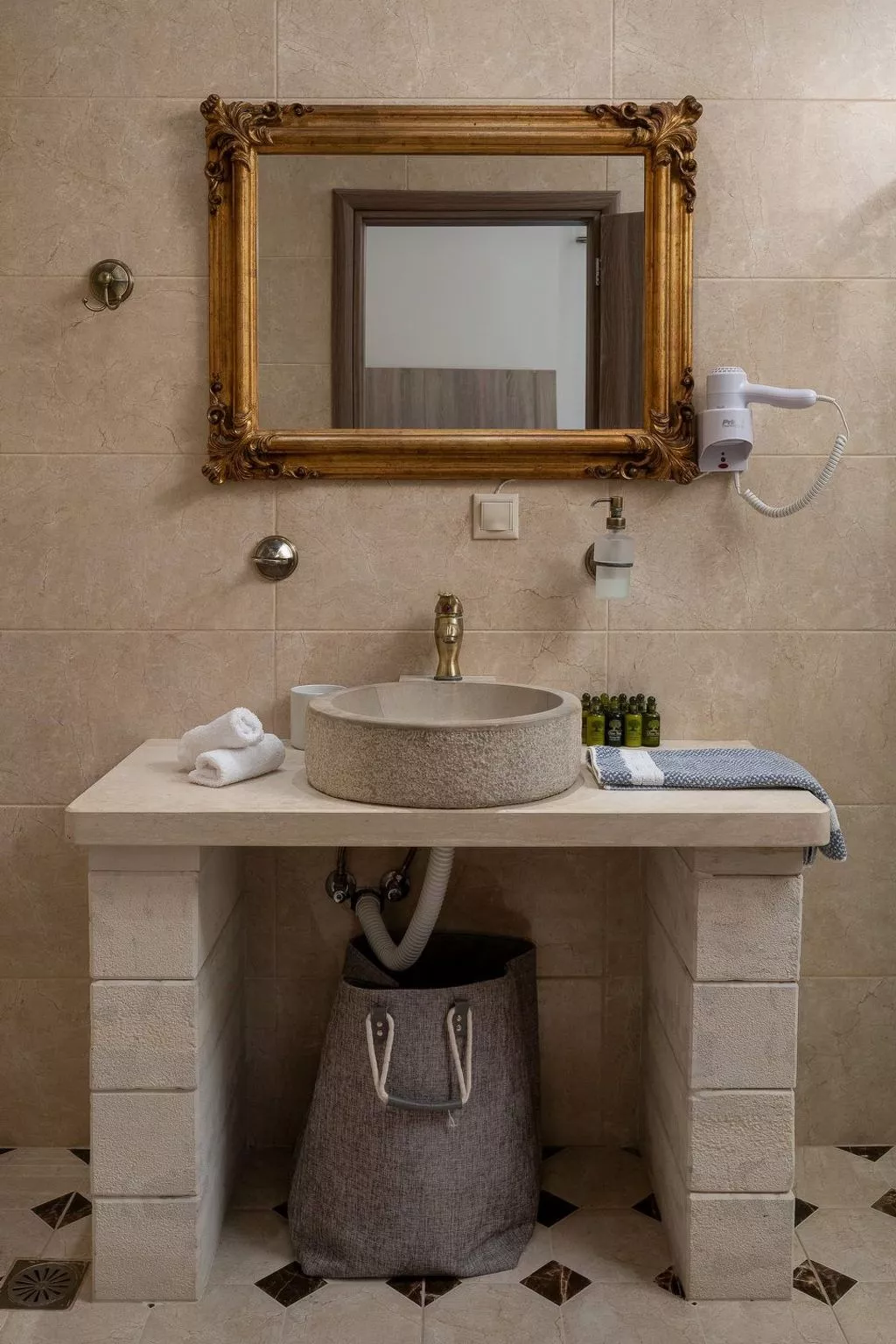 Orelia Cretan - Binnen