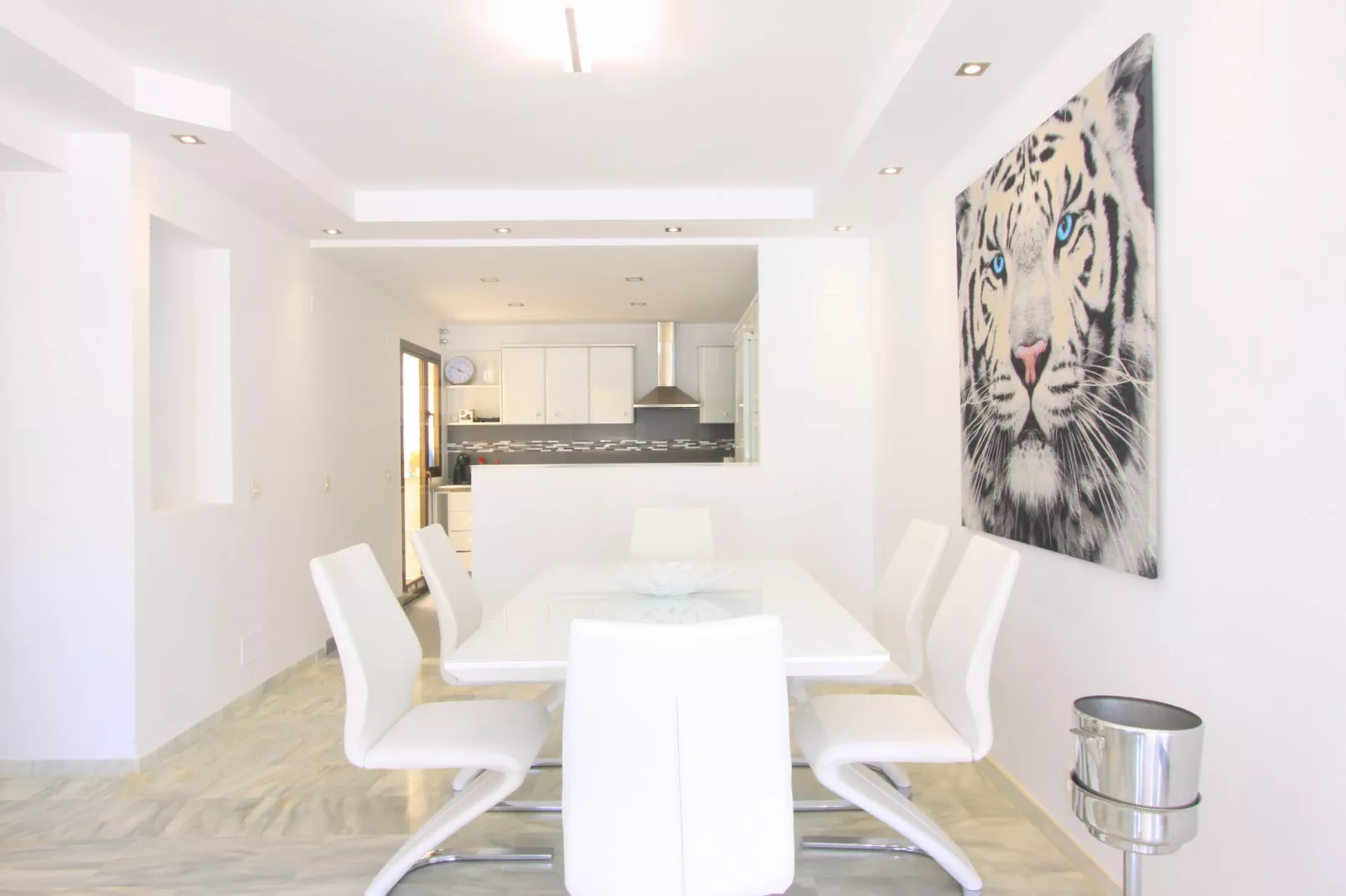 MODERN BEACH PENTHOUSE - Eetkamer