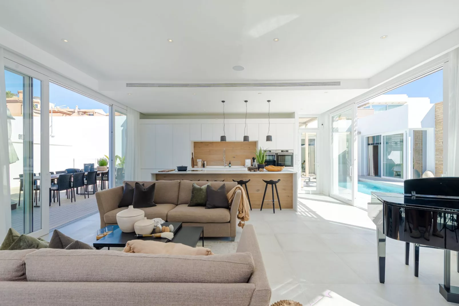 Unique & Luxurious Villa with Heated Pool! - Woonkamer