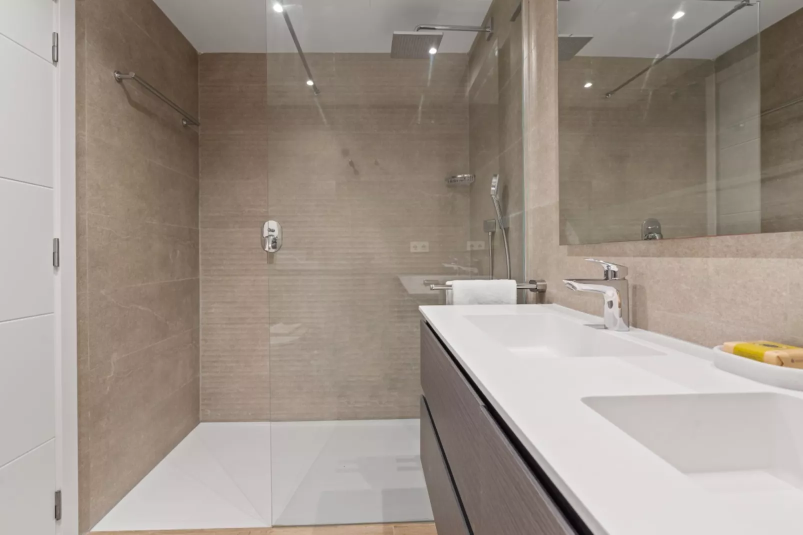 Spacious 2-bed & Solarium ALCAZABA LAGOON (2017) - Badkamer