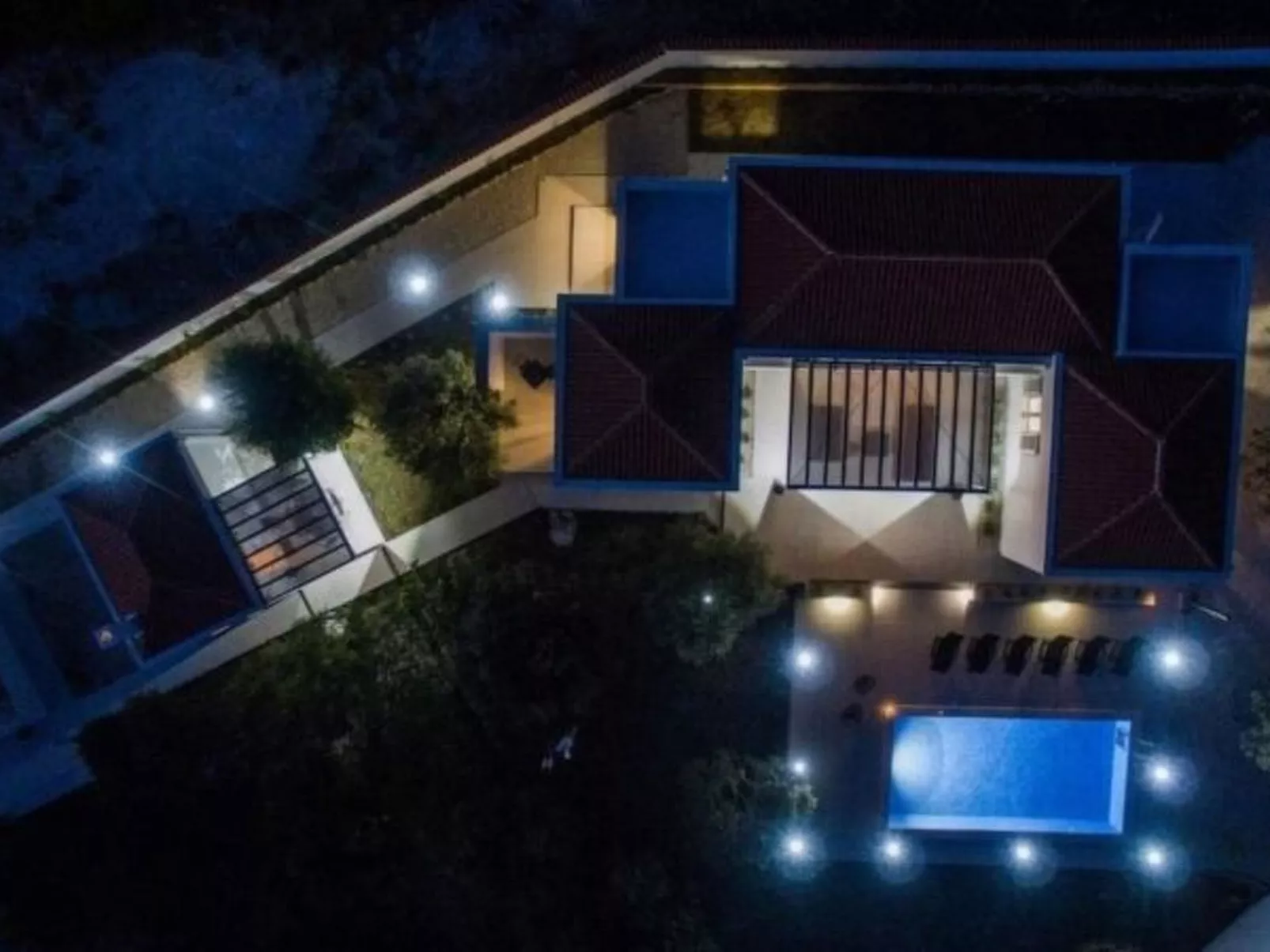 Luxurious villa Bright with pool - Image-tags.info