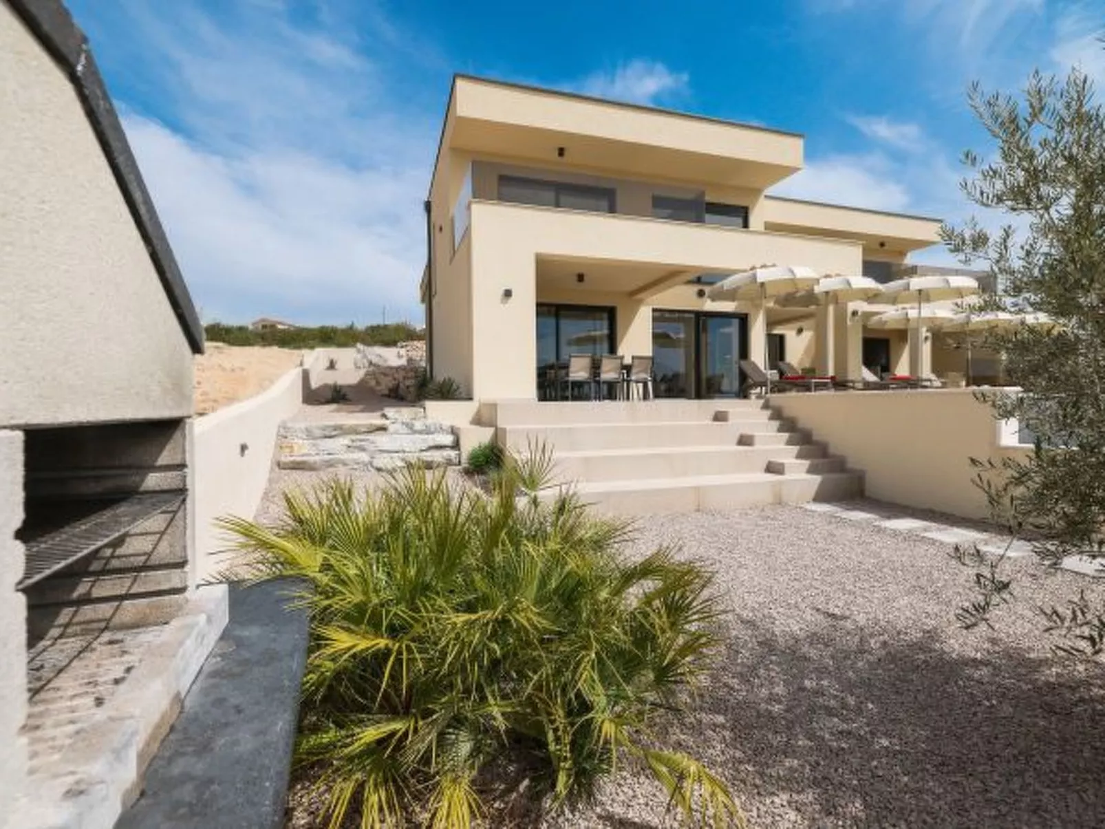 Villa Novue with pool - Image-tags.info