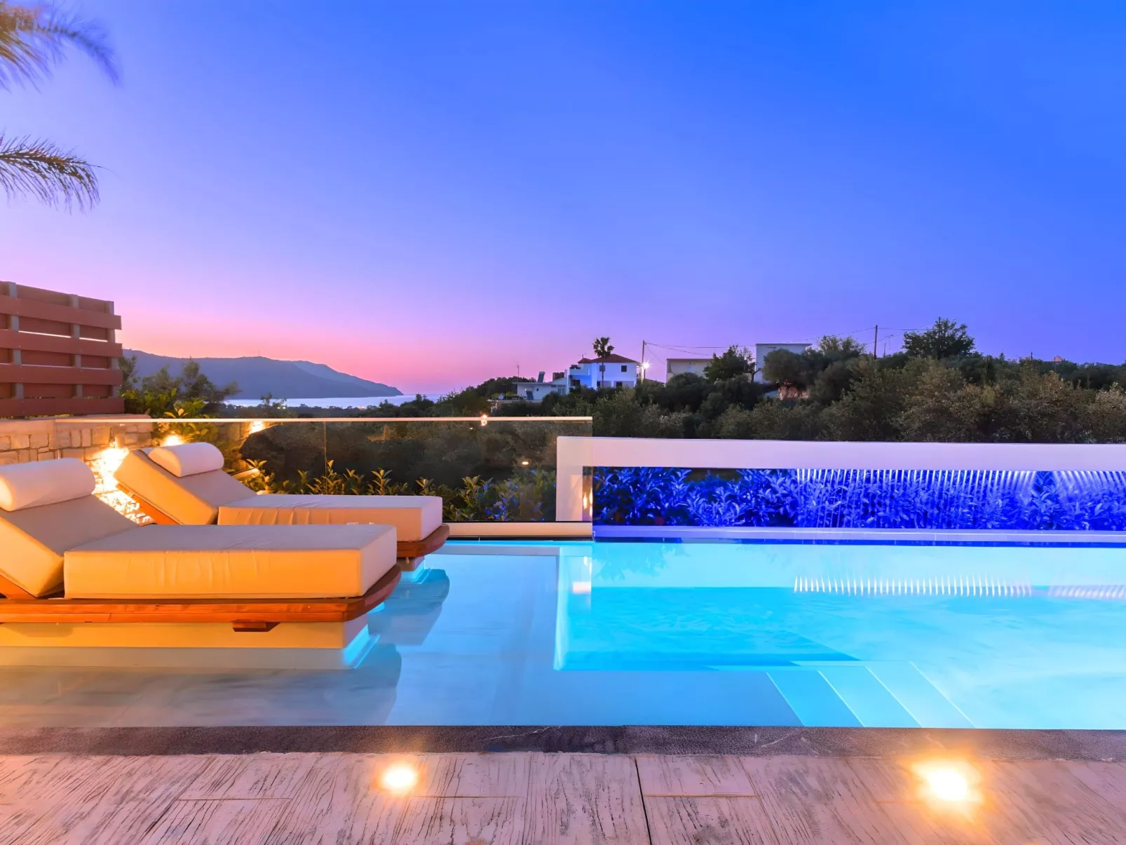 Villa "Minoas Grand" mit Blick auf das Wasser - Buiten