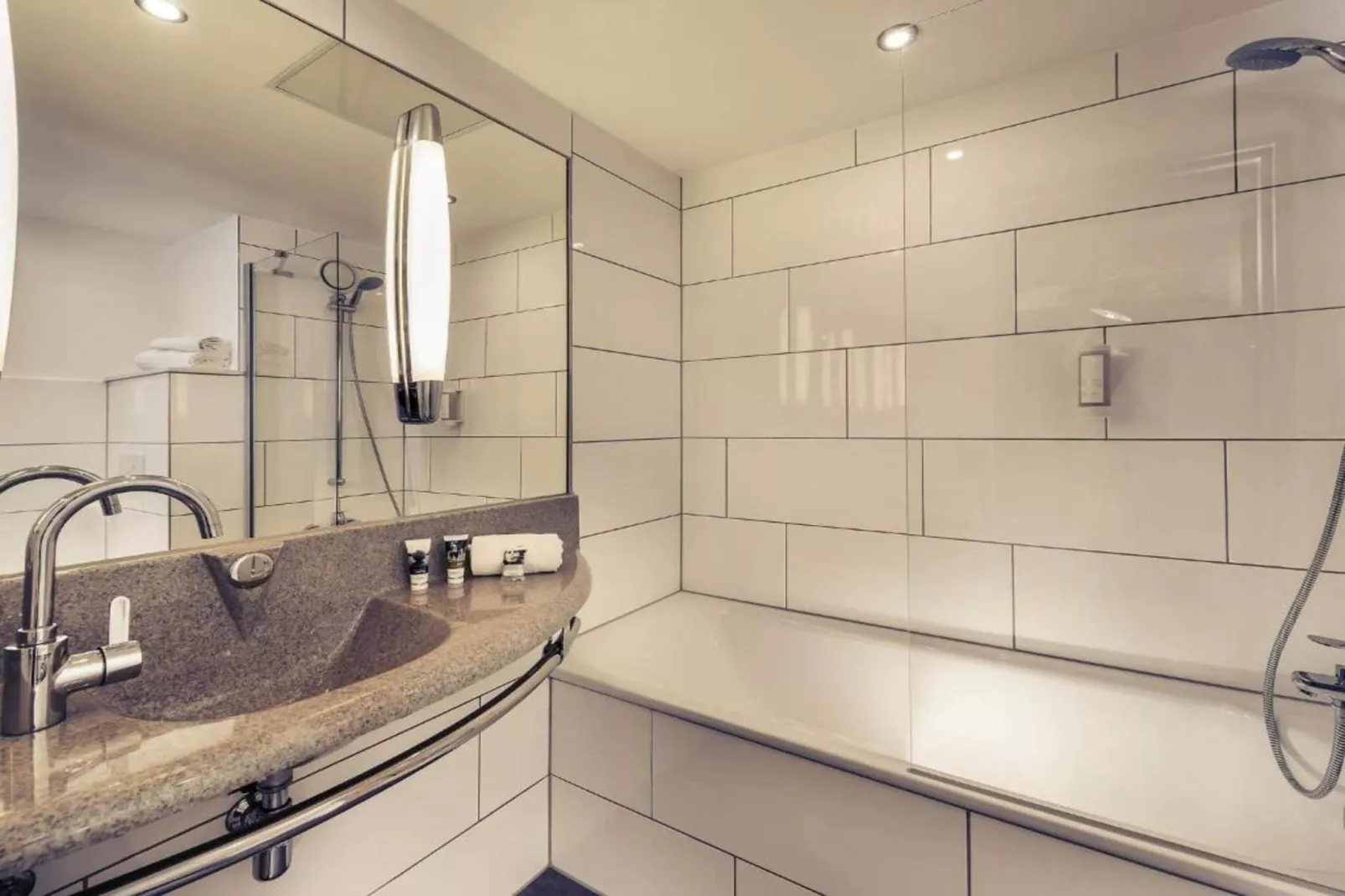 STANDARD TRIPLE ROOM - Badkamer