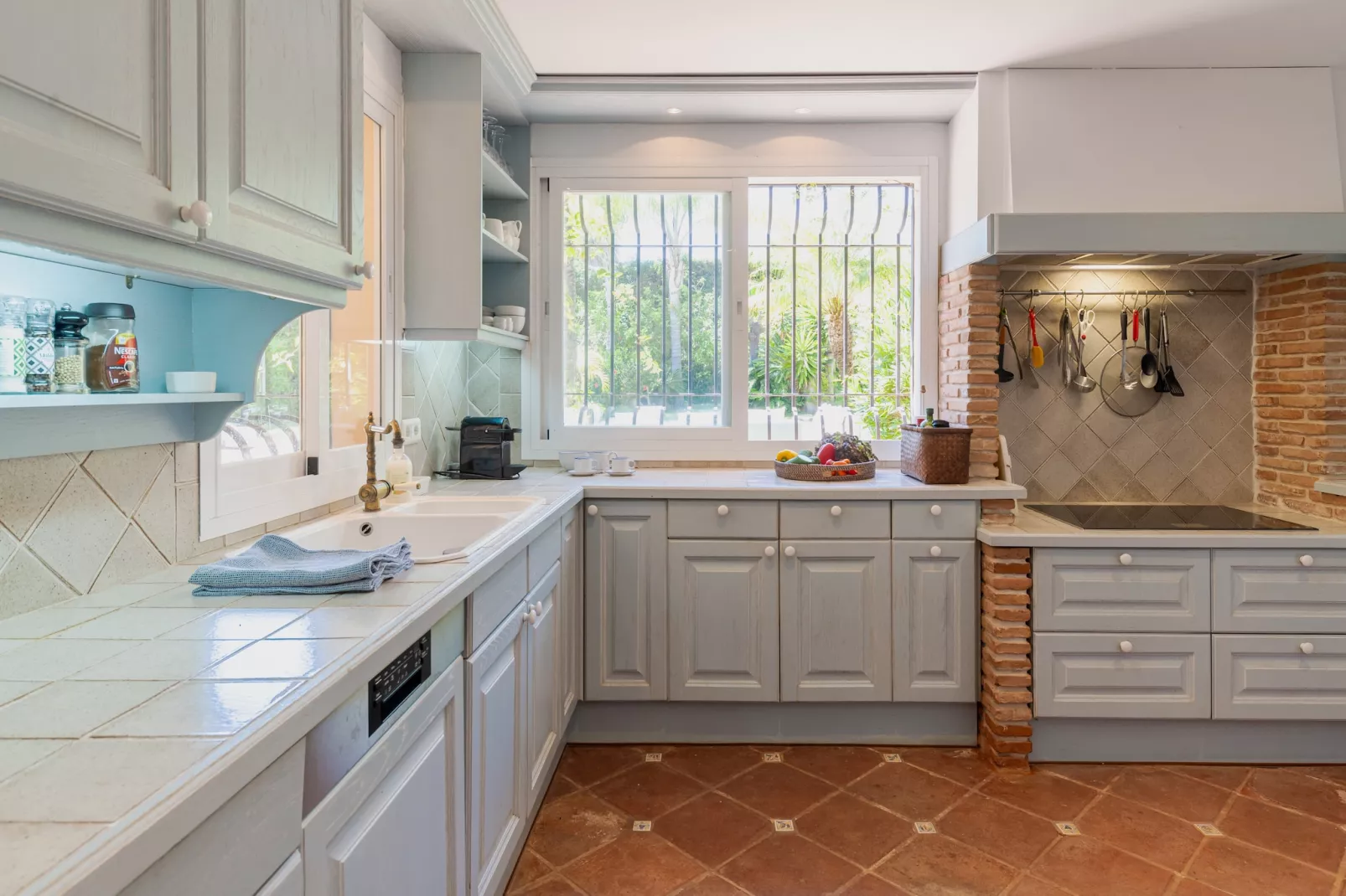 Charming Andalusian-Style Beach Villa - Keuken