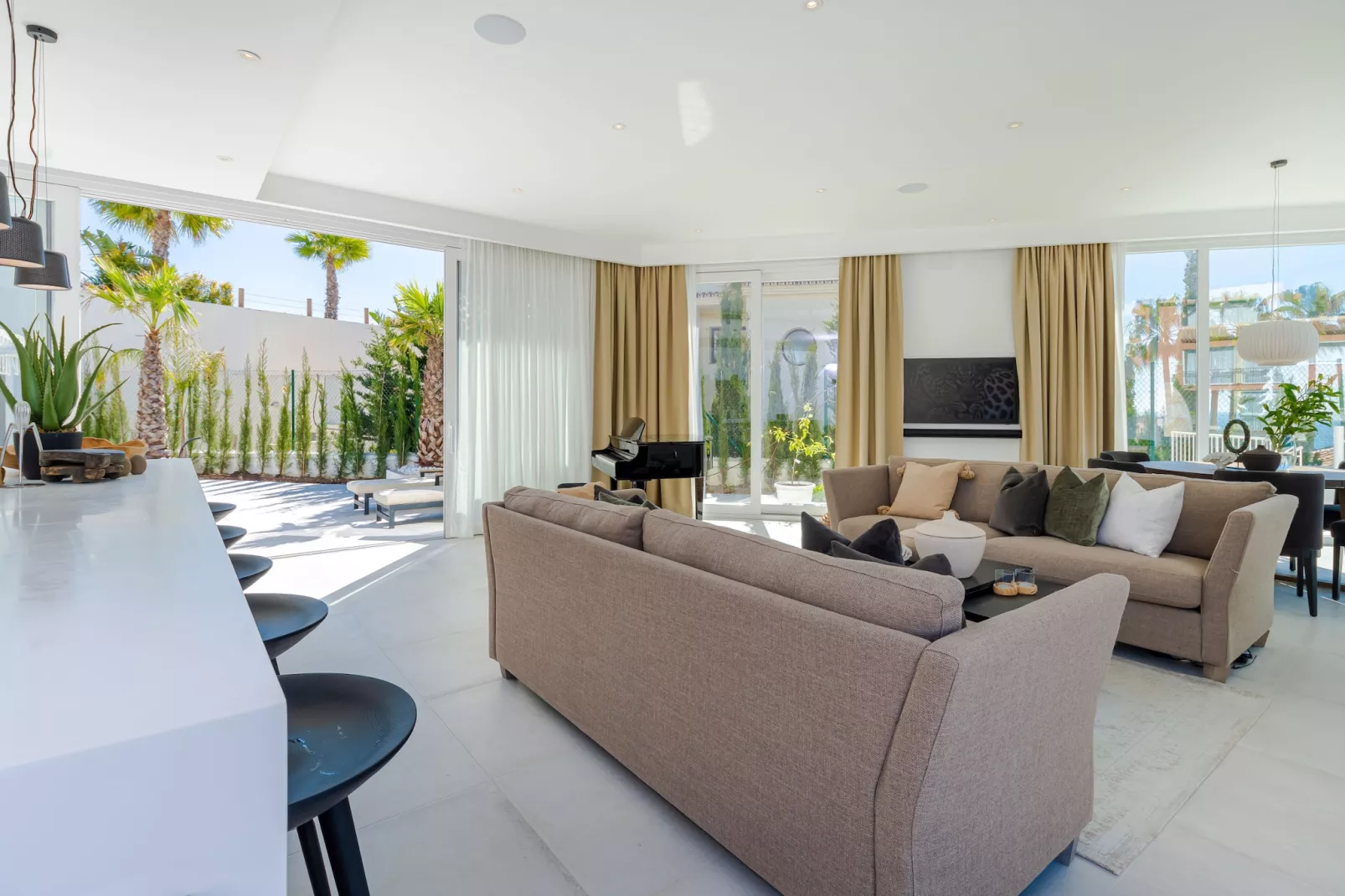 Unique & Luxurious Villa with Heated Pool! - Woonkamer