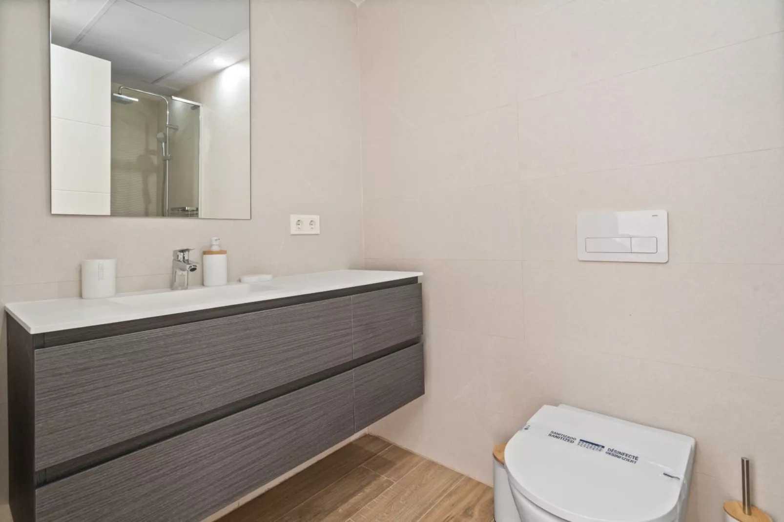 Modern 3-pax Apt & Solarium ALCAZABA LAGOON (2023) - Badkamer