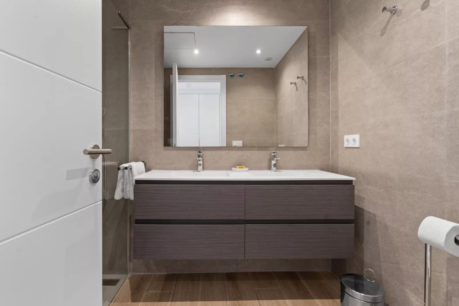 Spacious 2-bed & Solarium ALCAZABA LAGOON (2017) - Badkamer