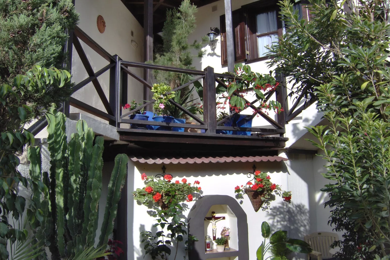 Apartamentos Monasterio de San Antonio 3 - Buitenkant zomer