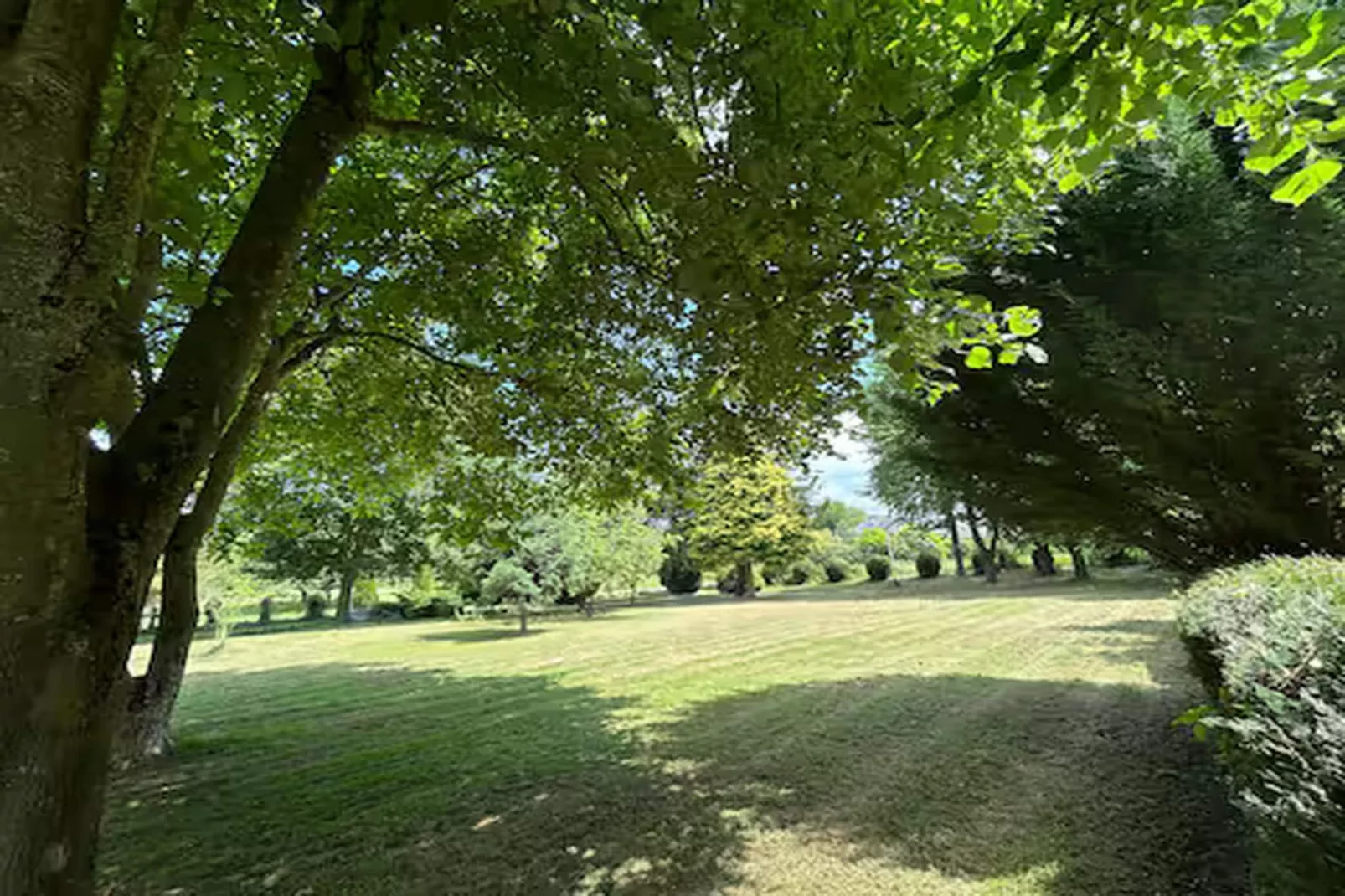 L'hermine  chambre d'hôte et Jacuzzi - Tuinen zomer