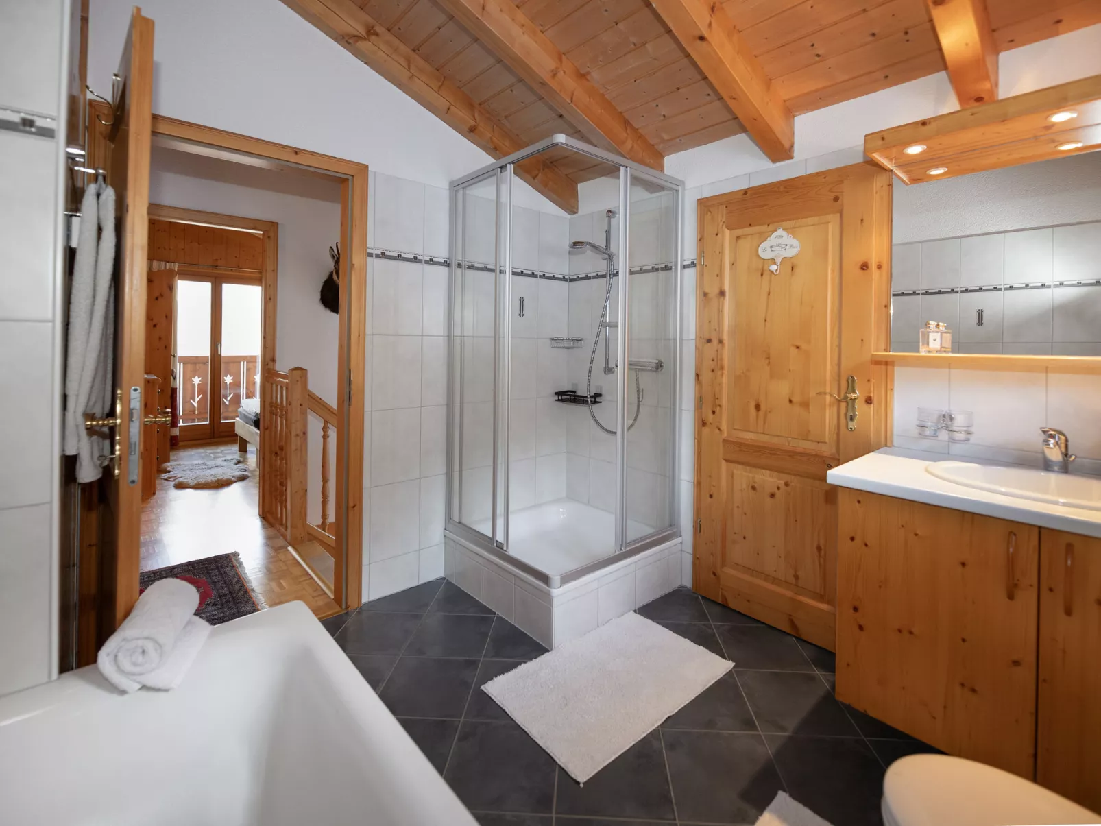 Ecureuil noir - Binnen