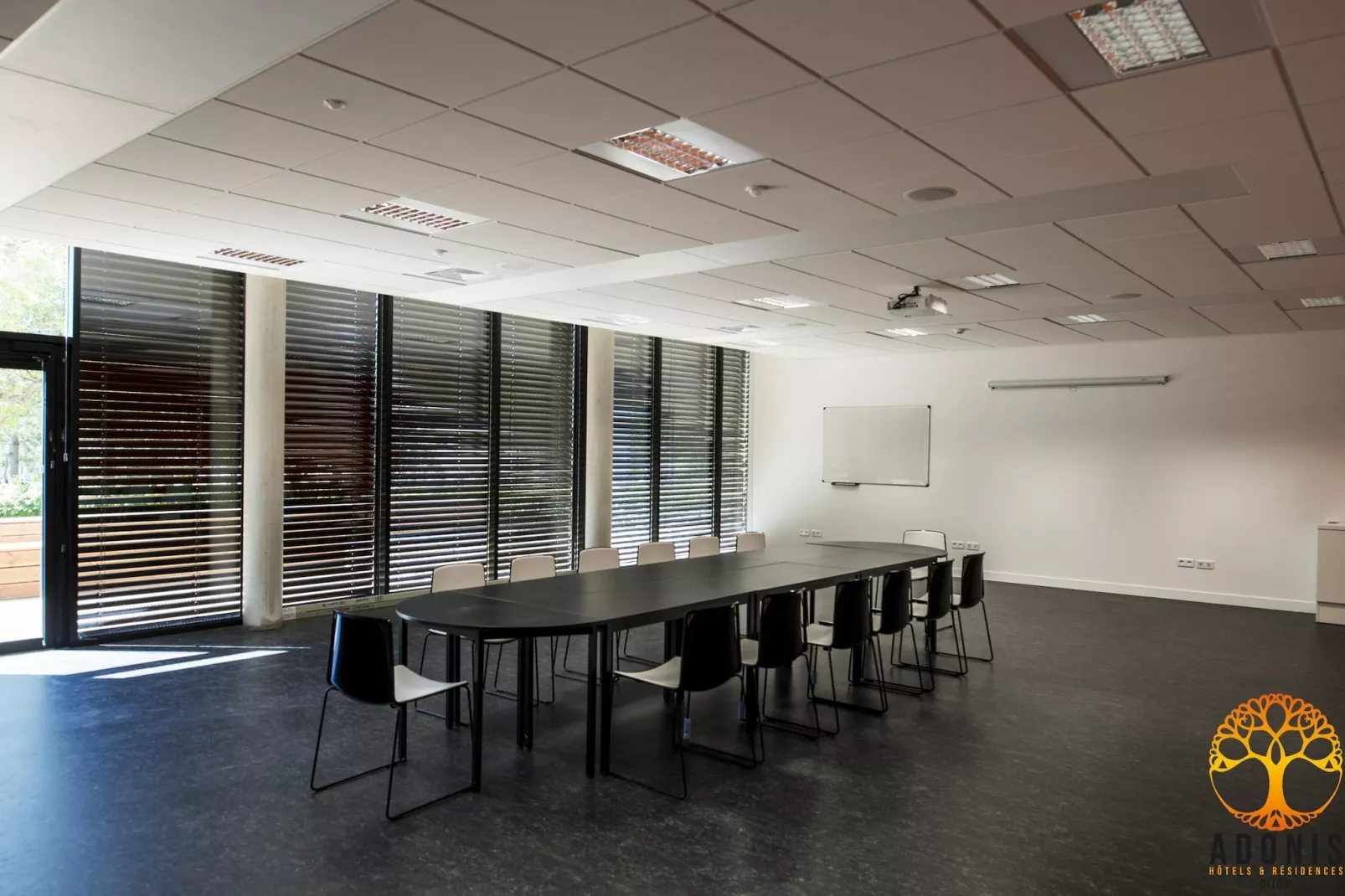 Adonis Dijon single studio - Parkfaciliteiten
