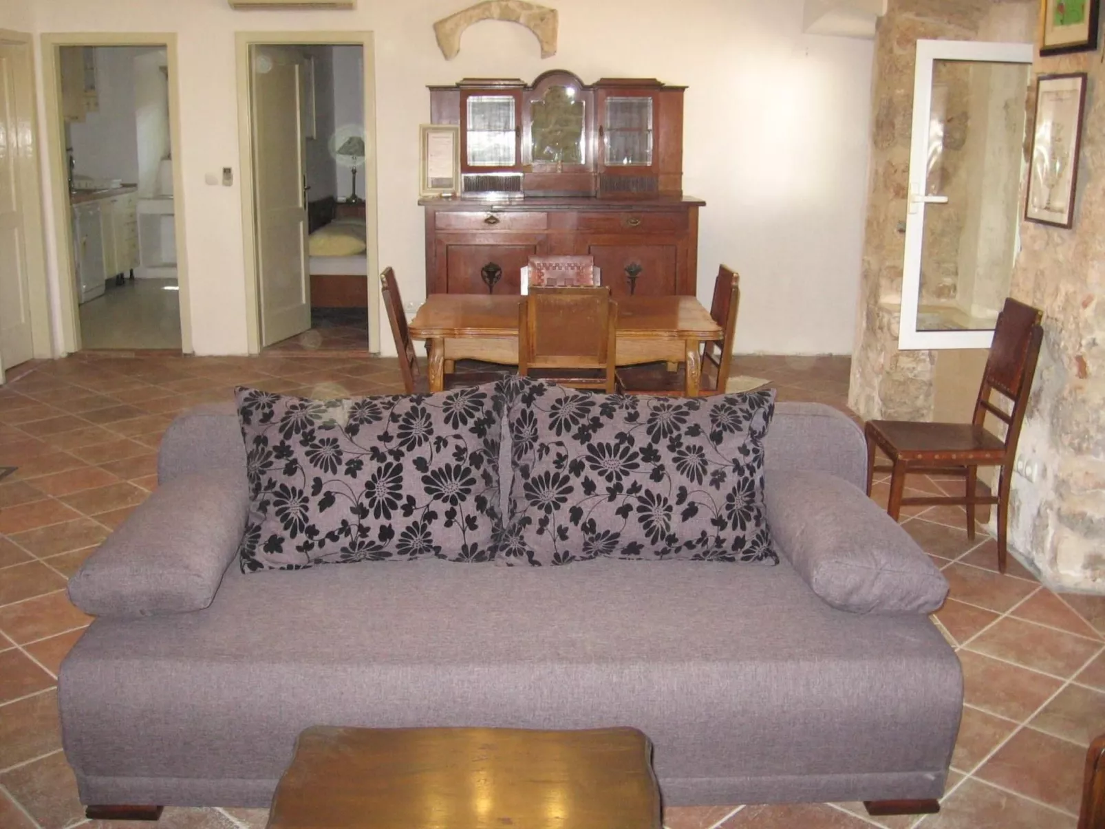 "Dubrava" mit Blick auf das Wasser - Binnen