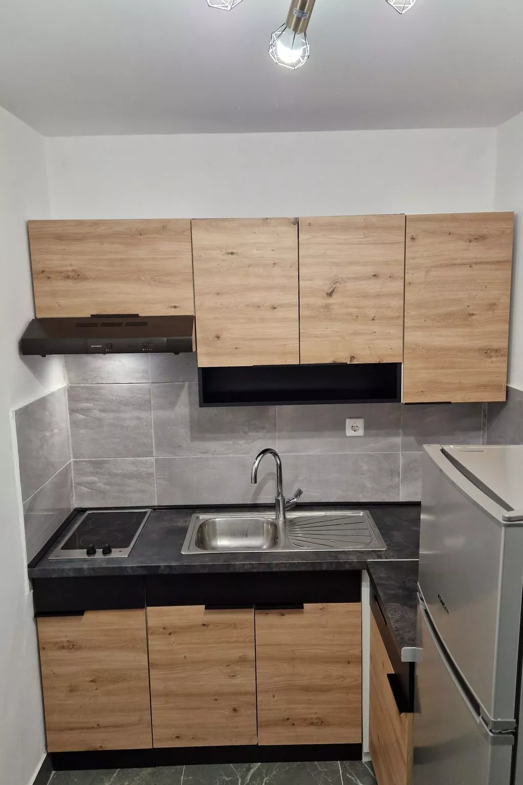 Wohnung in Okrug Gornji mit Terrasse, gemeinsamem Pool und Grill - Binnen