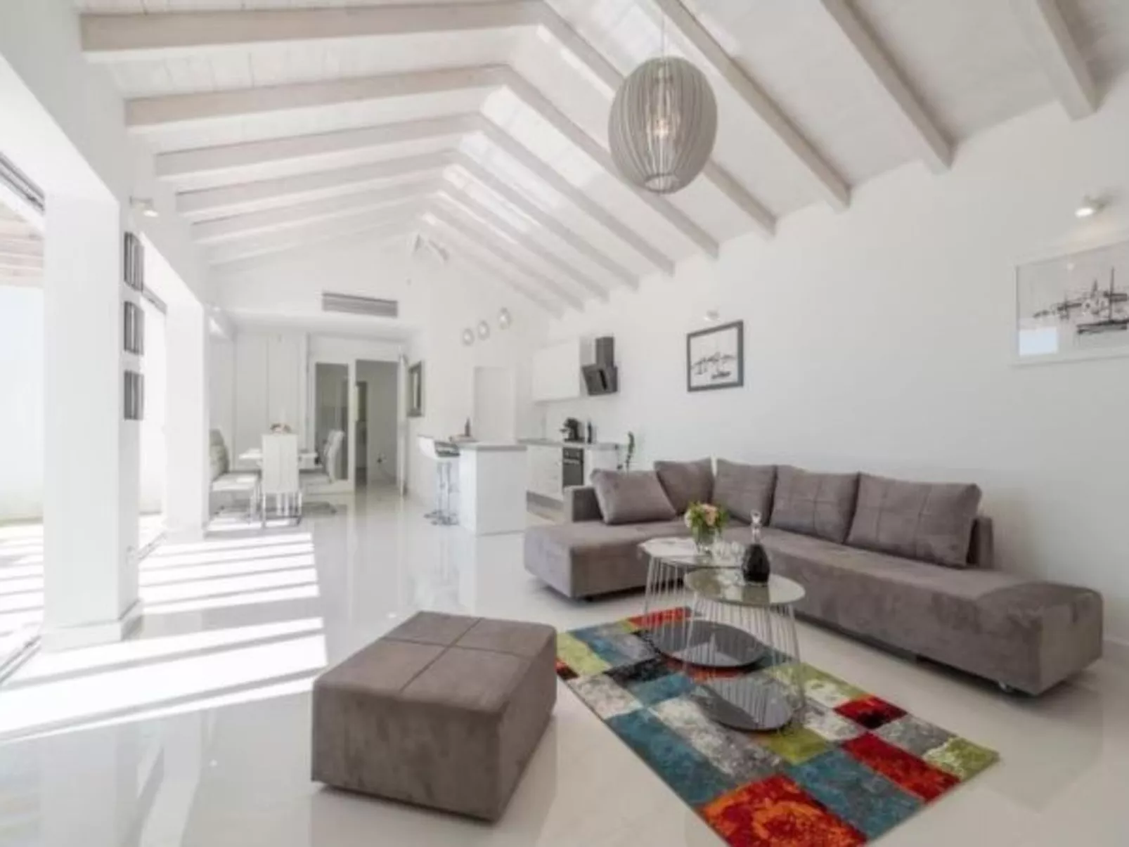 Luxurious villa Bright with pool - Image-tags.info