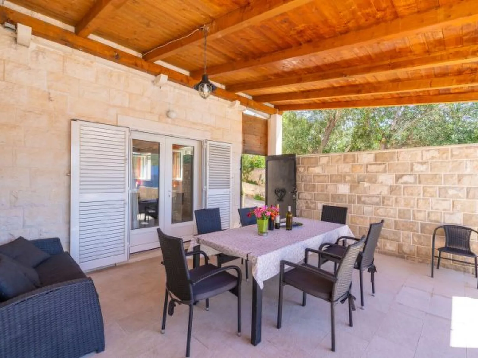 Beachfront Apartment house Hon with pool - Buiten