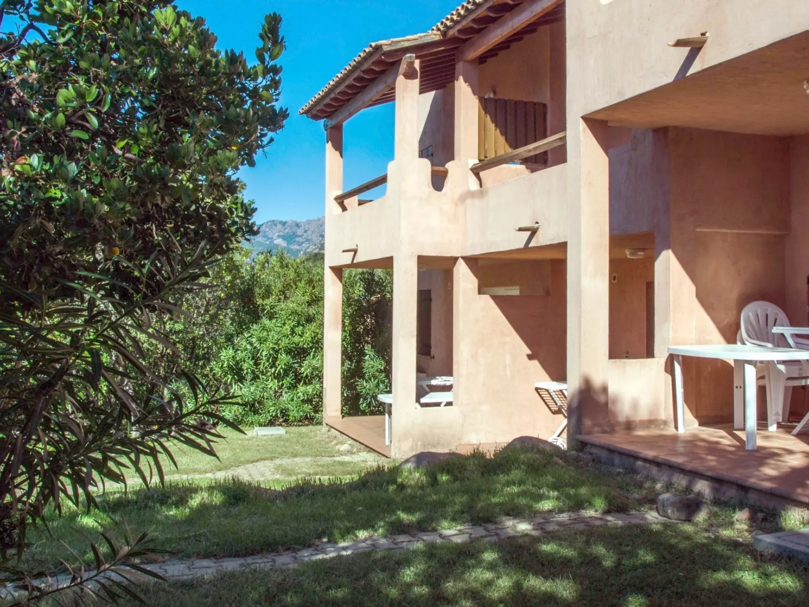 Unterkunft mit AC, Gemeinschaftspool, Nähe zum Meer - Buiten