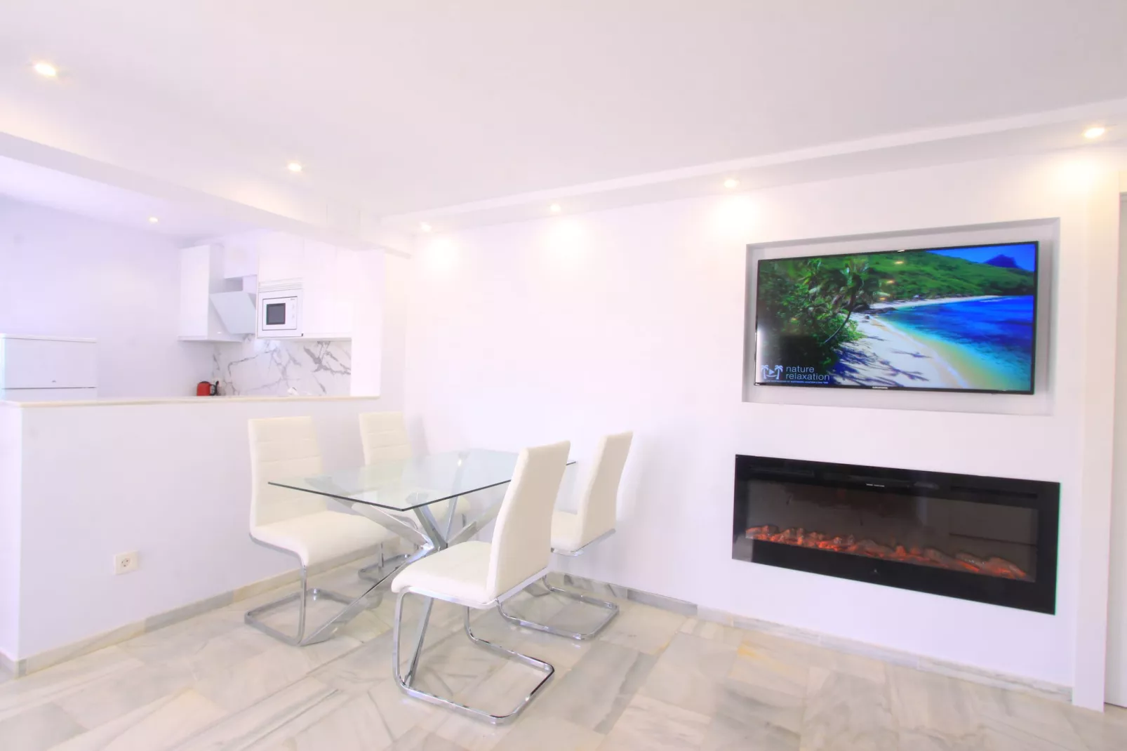 MODERN BEACH PENTHOUSE - Eetkamer