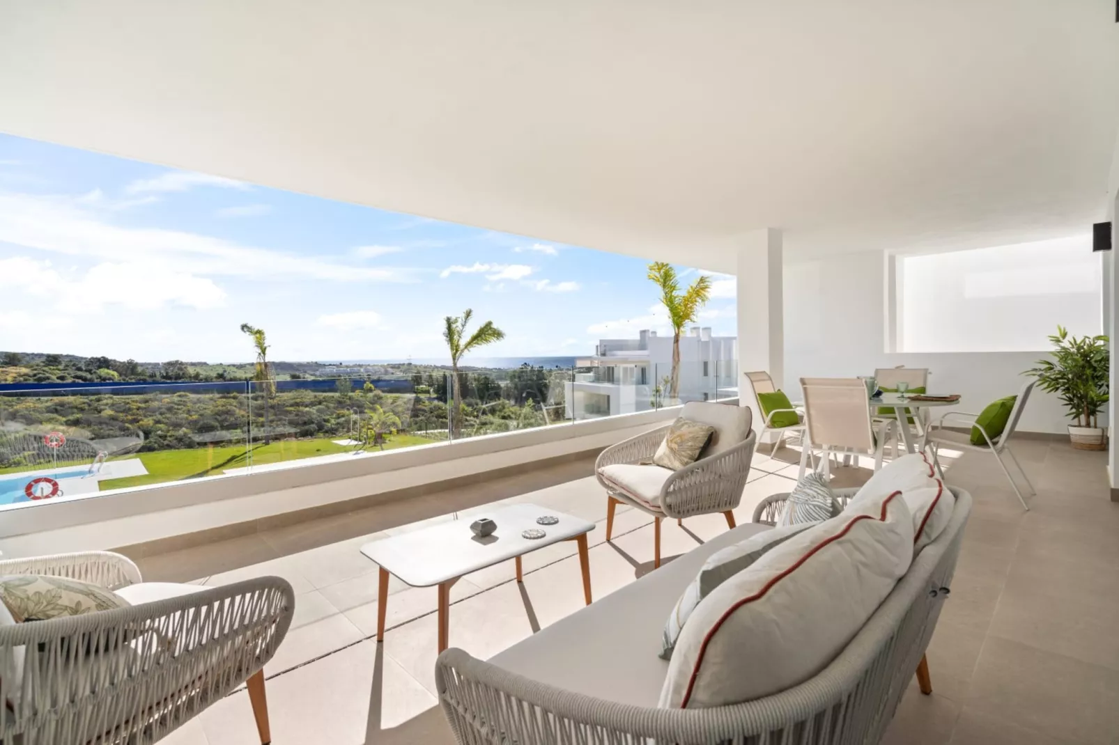 Stylish 2-bed Apartment ALCAZABA LAGOON (2011) - Terrasbalkon