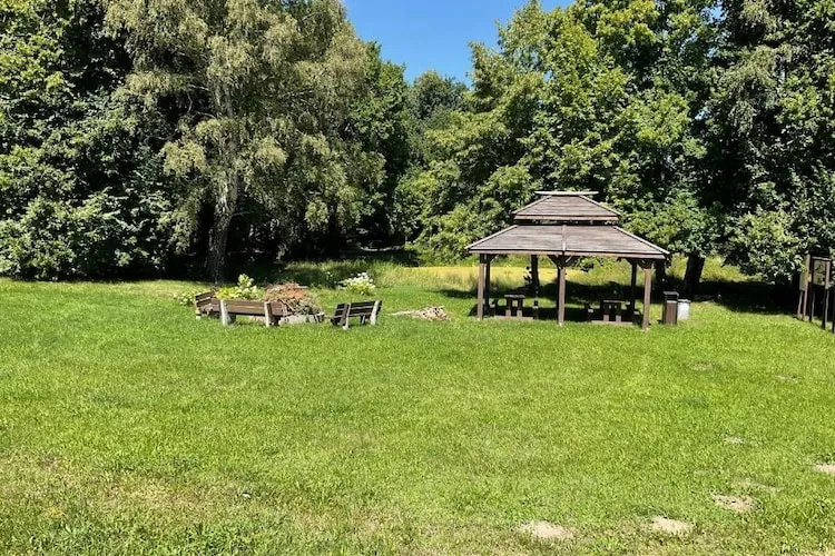 Dom wakacyjny w Dębinie dla max 4 osób - Tuinen zomer