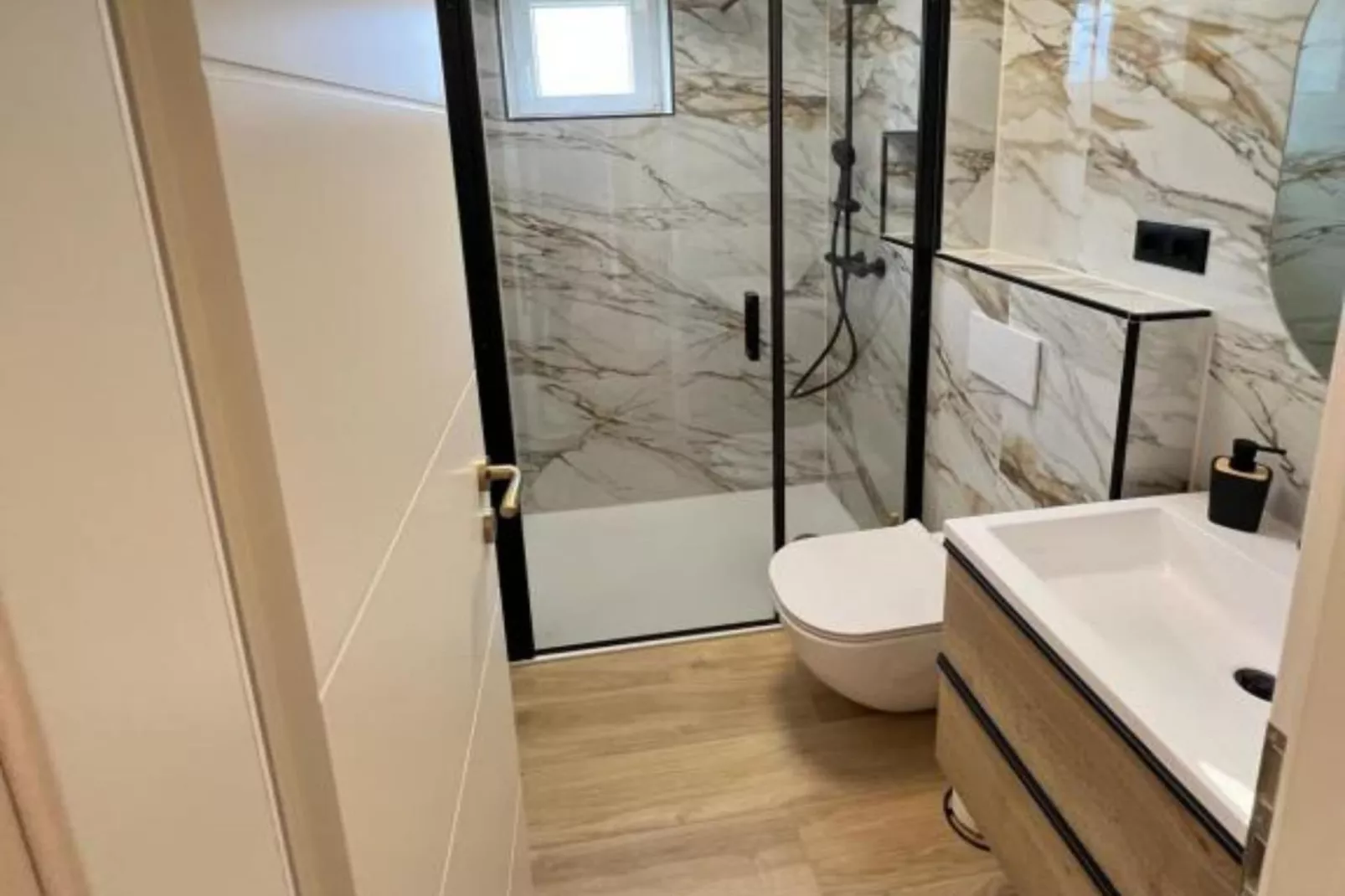 Four-Bedroom Apartment With Sea View - Badkamer